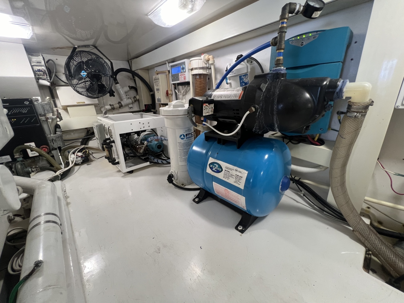 Viking 52 LET IT RAIN - Engine Room