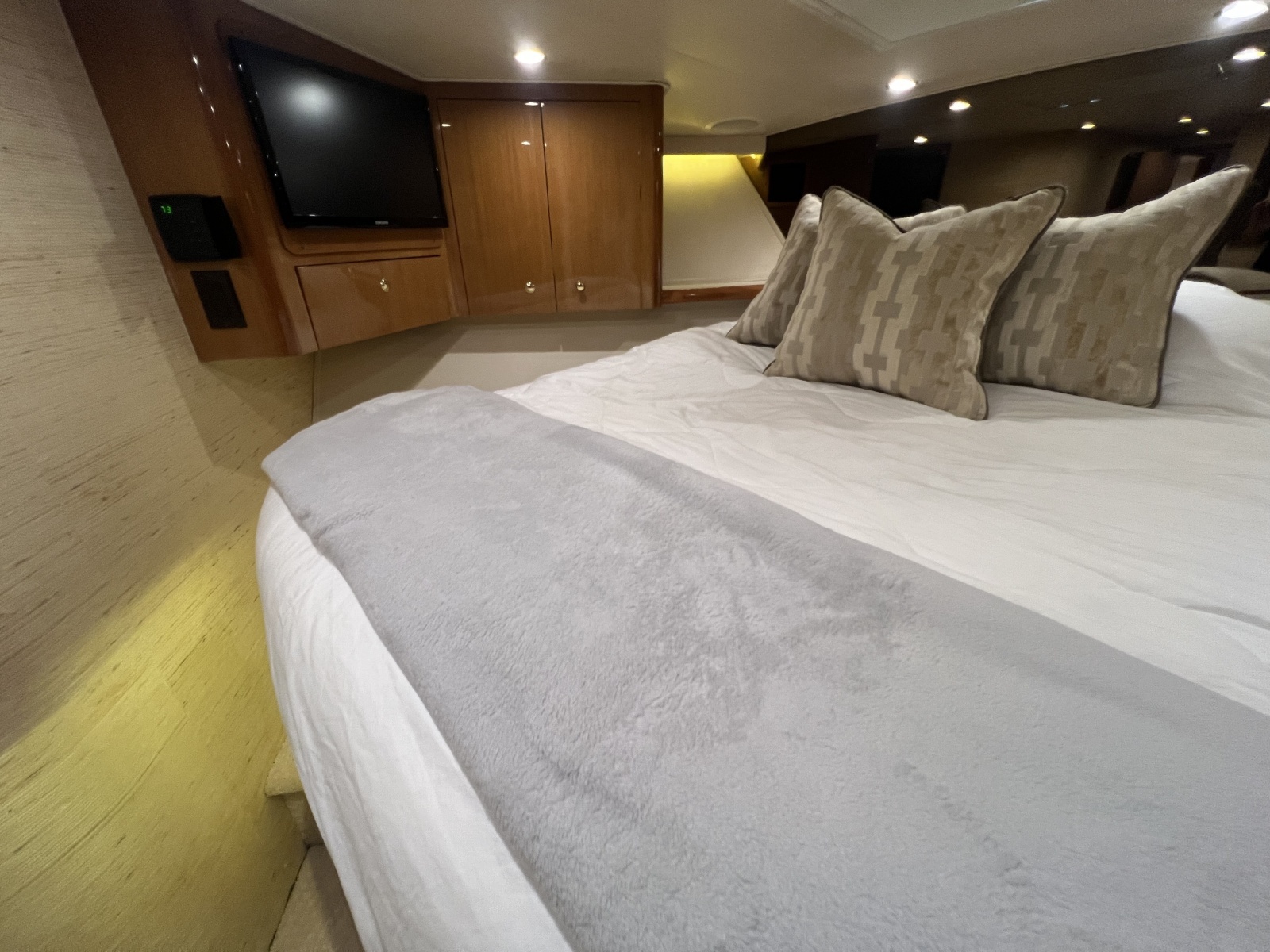 Viking 52 LET IT RAIN - VIP Stateroom