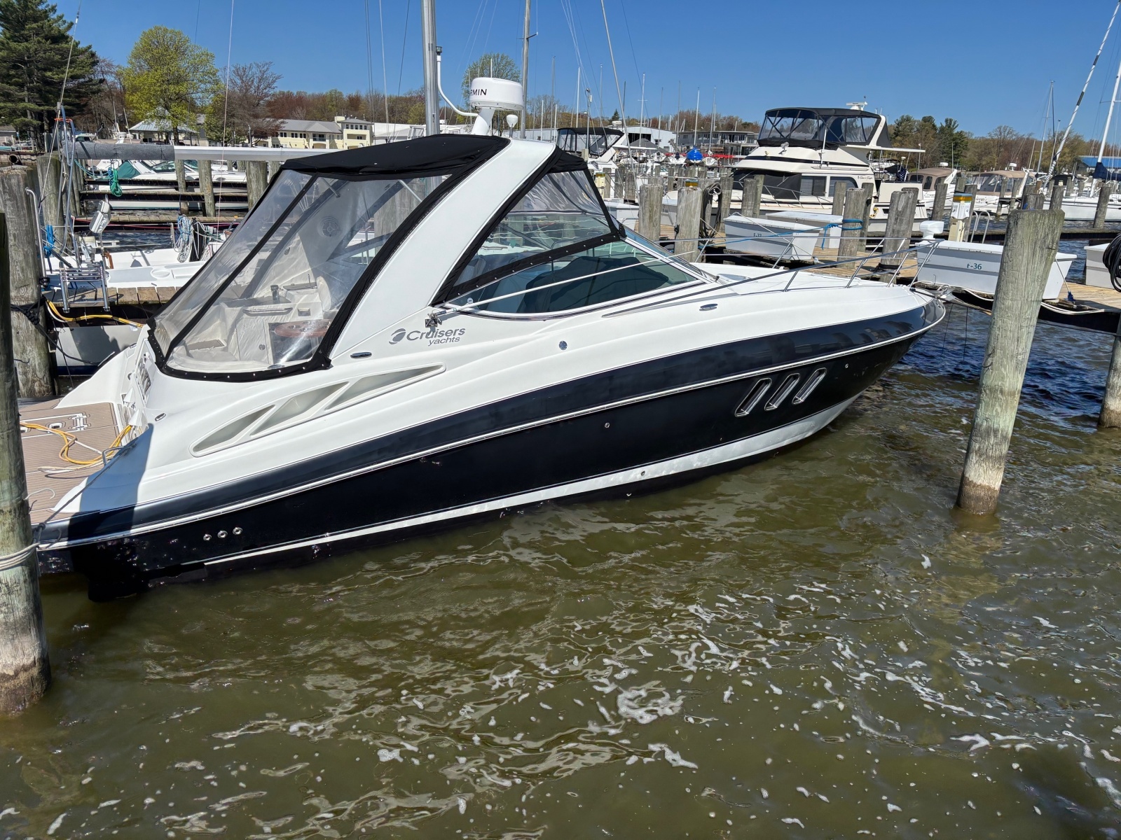 35' 2008 Cruisers Yachts 330/350 Express
