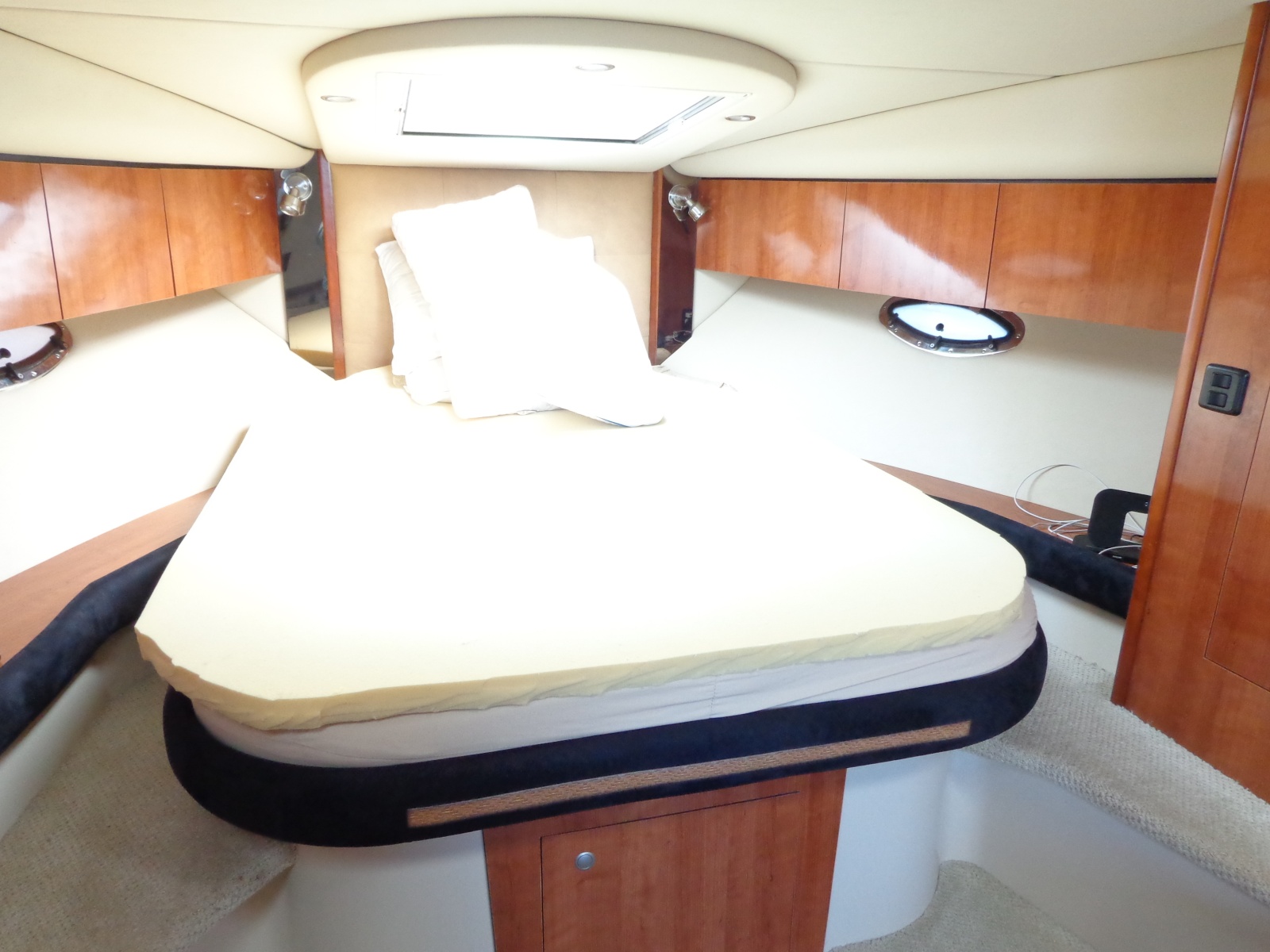 35' 2008 Cruisers Yachts 330/350 Express