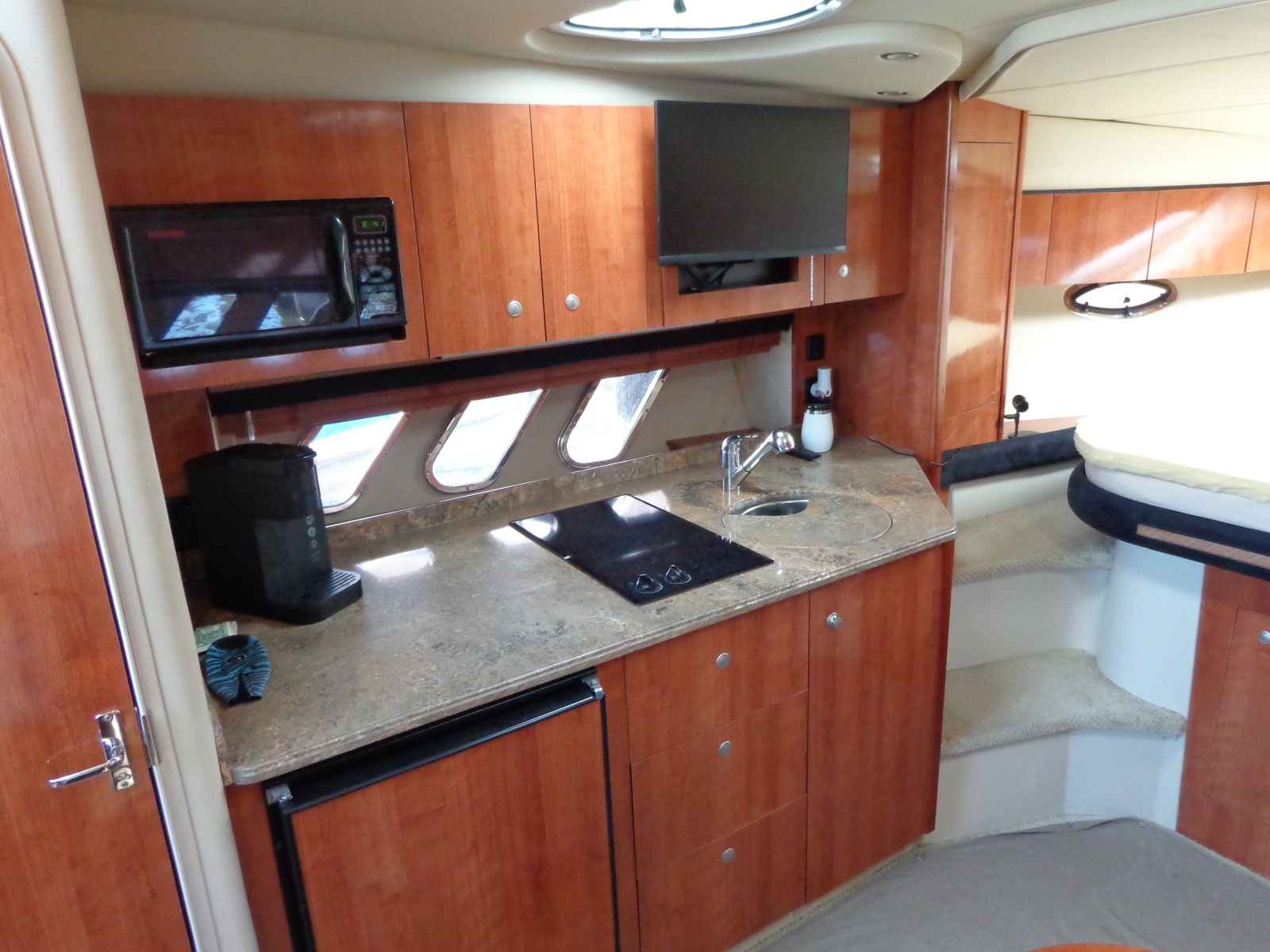 35' 2008 Cruisers Yachts 330/350 Express