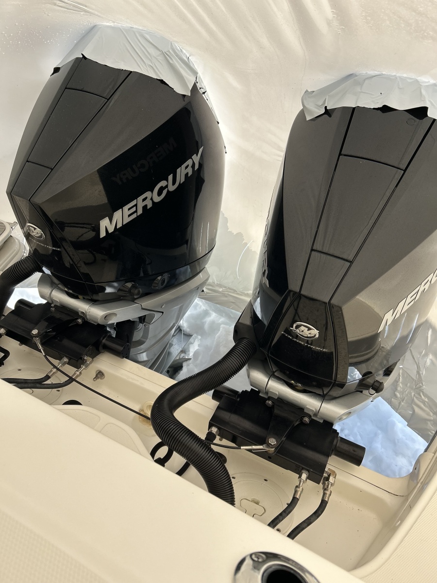 32' 2021 Boston Whaler 