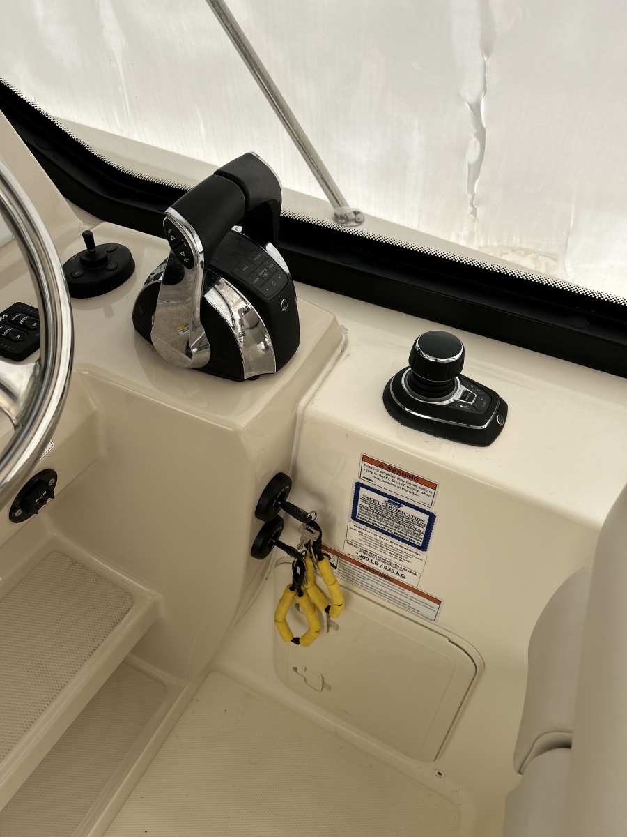 32' 2021 Boston Whaler 