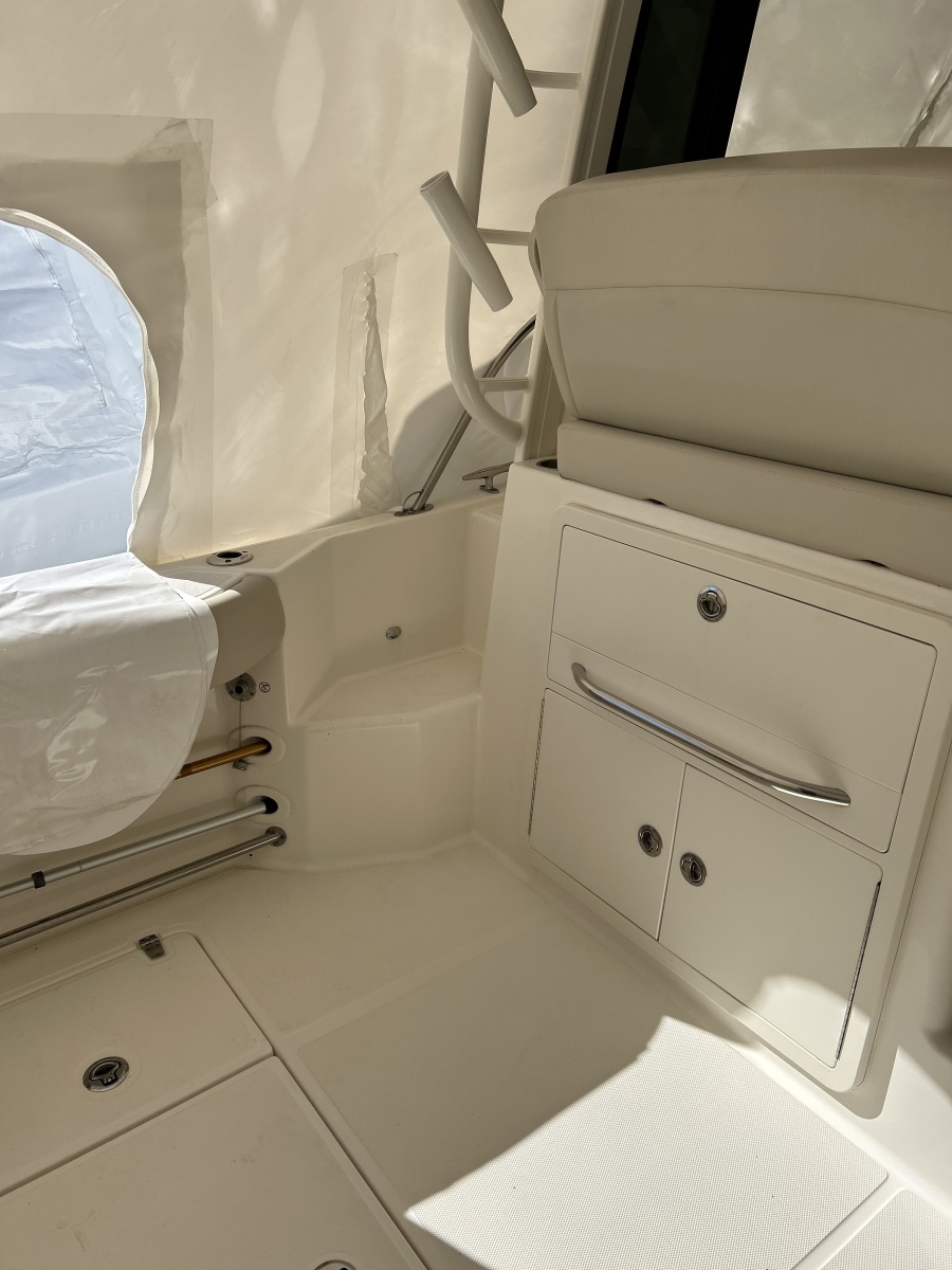 32' 2021 Boston Whaler 