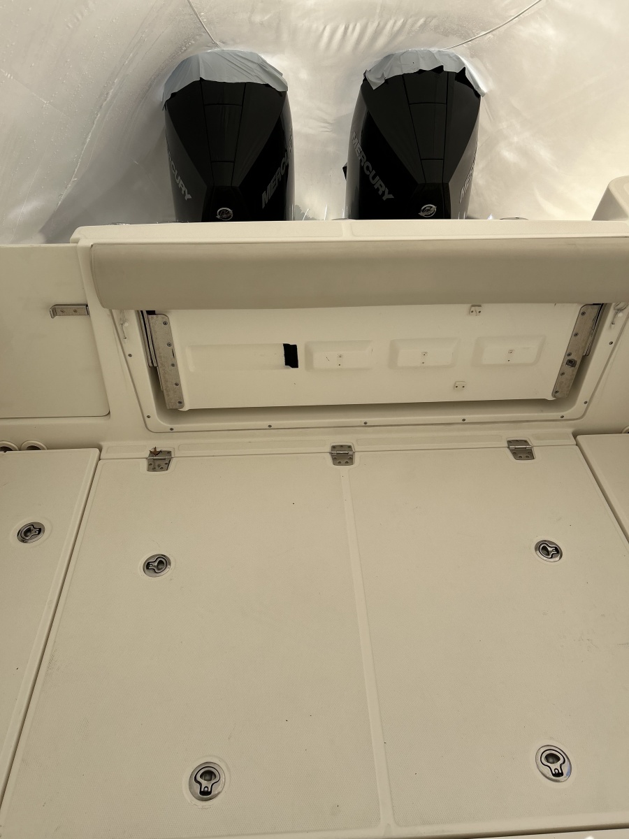 32' 2021 Boston Whaler 