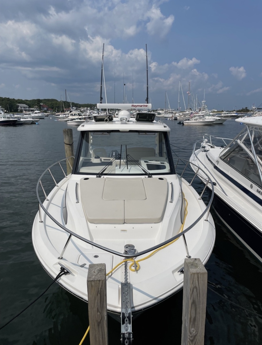 32' 2021 Boston Whaler 