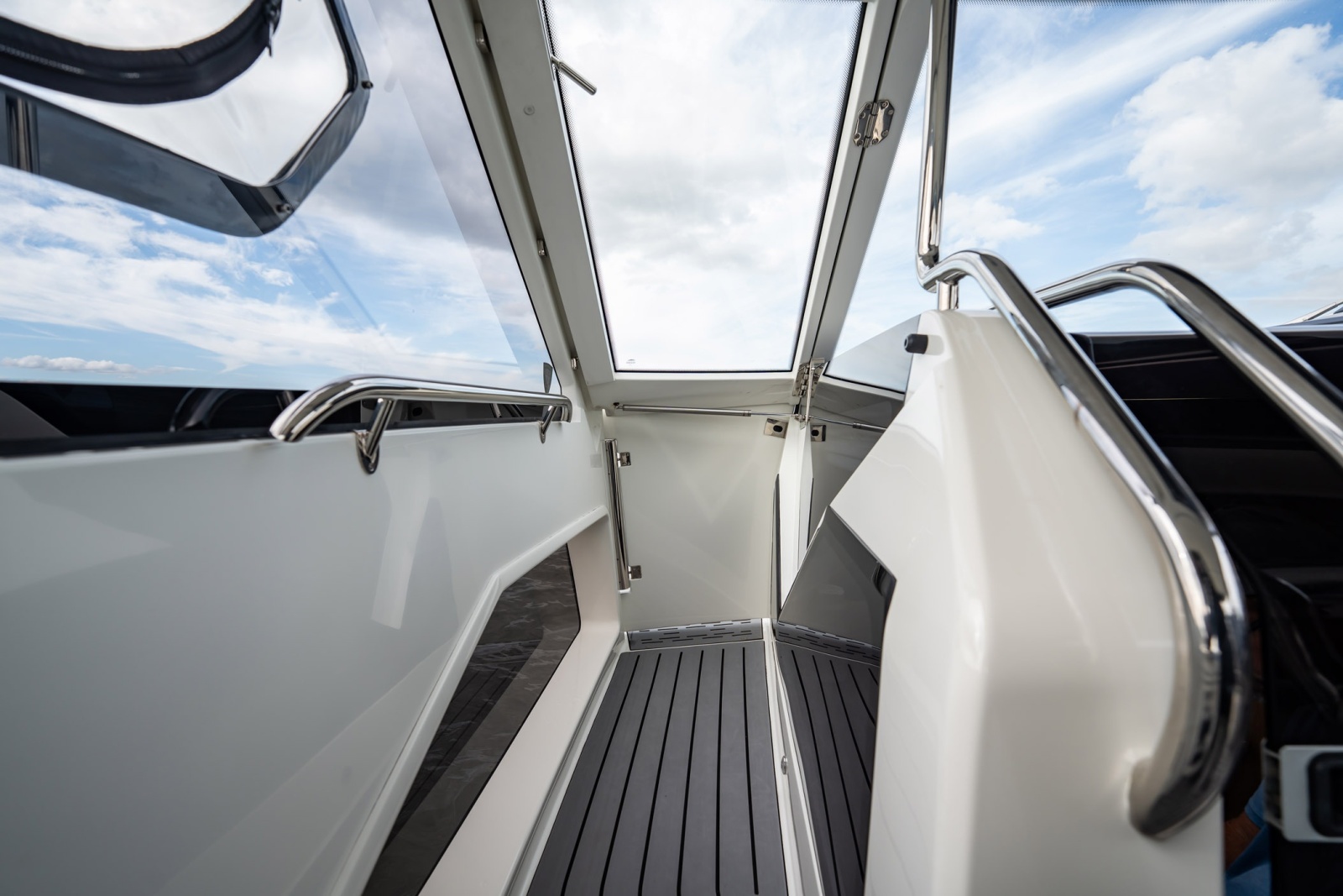 32' 2023 Galeon 