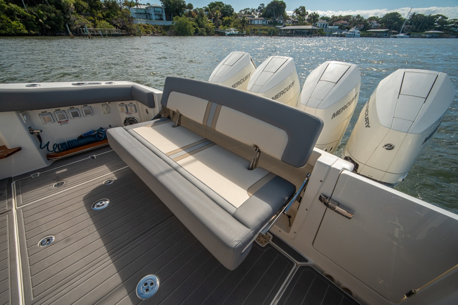 38' 2024 Boston Whaler 380 Realm