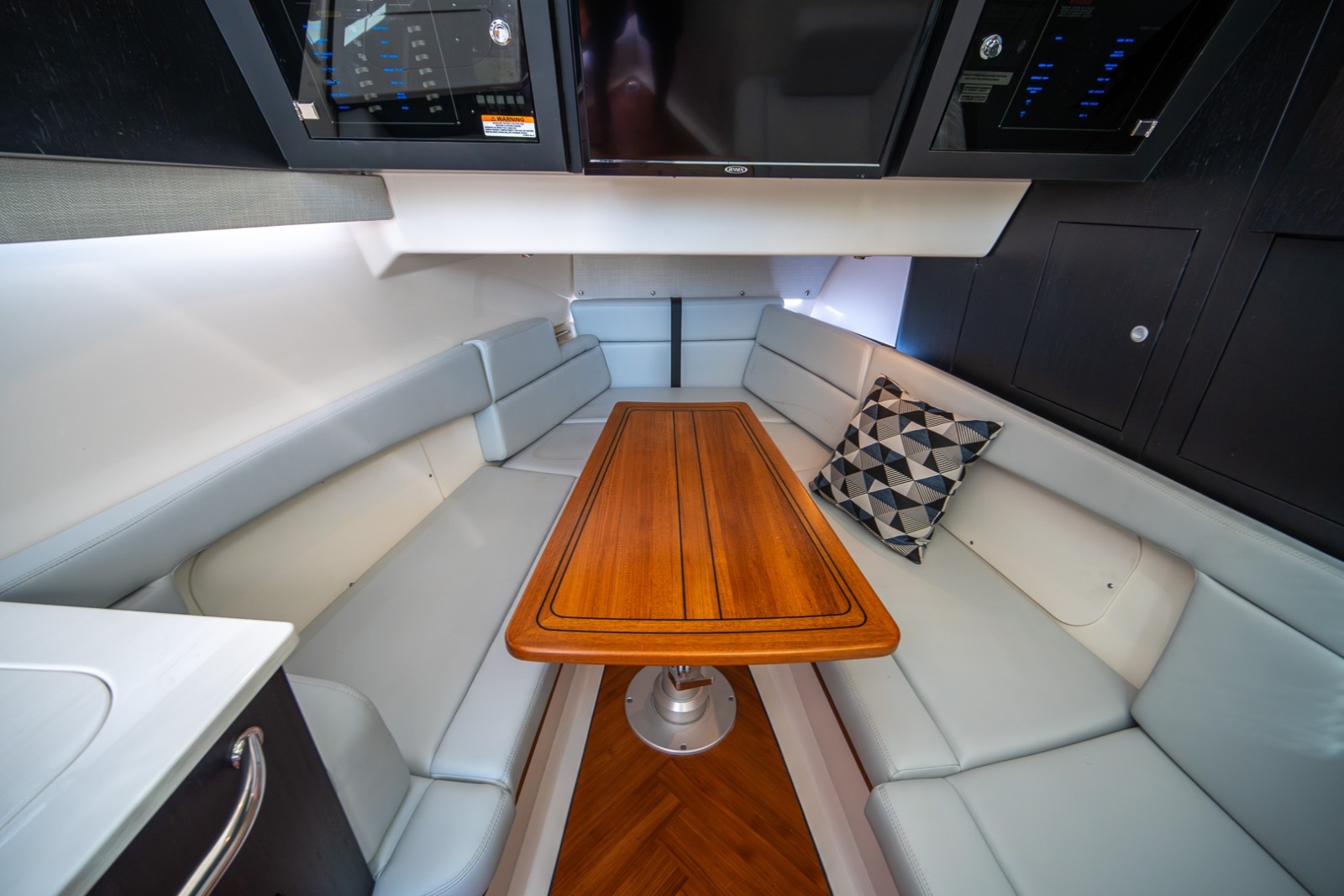 38' 2024 Boston Whaler 380 Realm