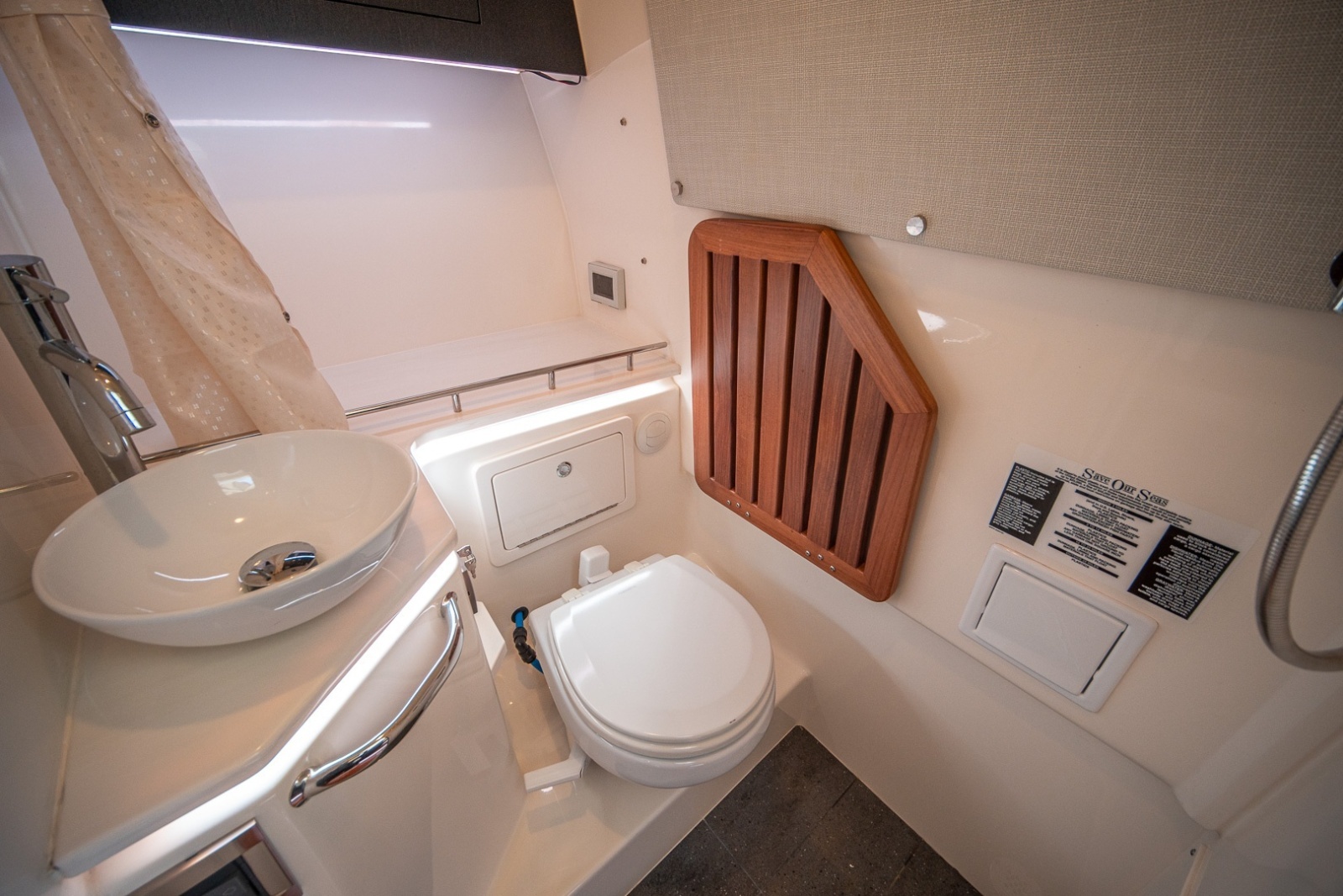 Boston Whaler 380 Realm -