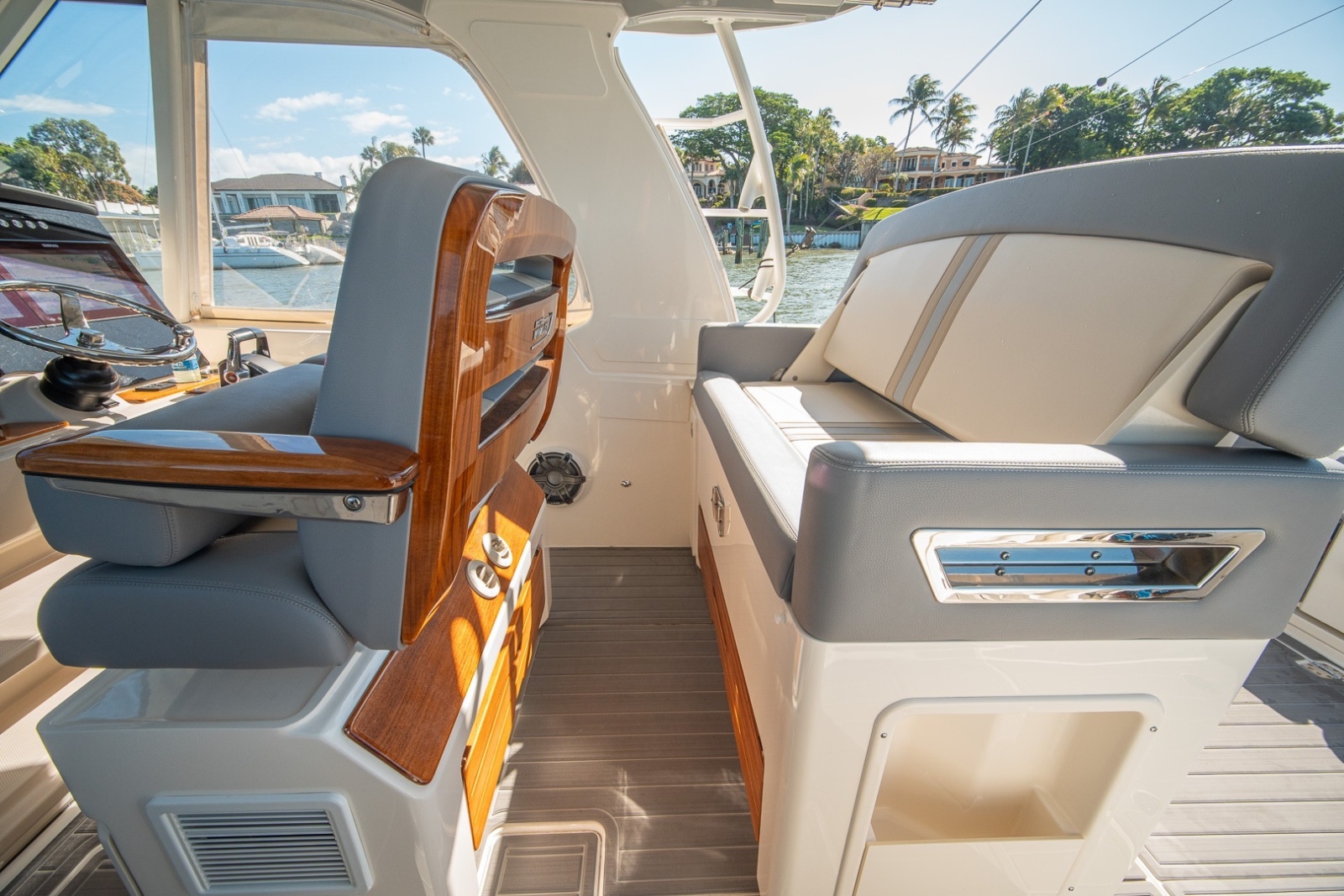 Boston Whaler 380 Realm -