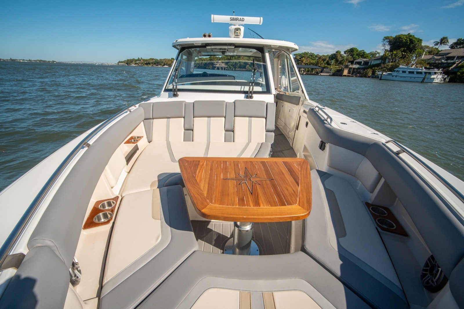 Boston Whaler 380 Realm -