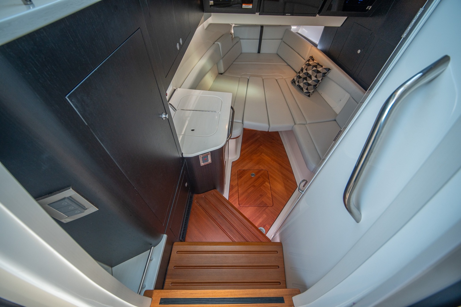 38' 2024 Boston Whaler 380 Realm