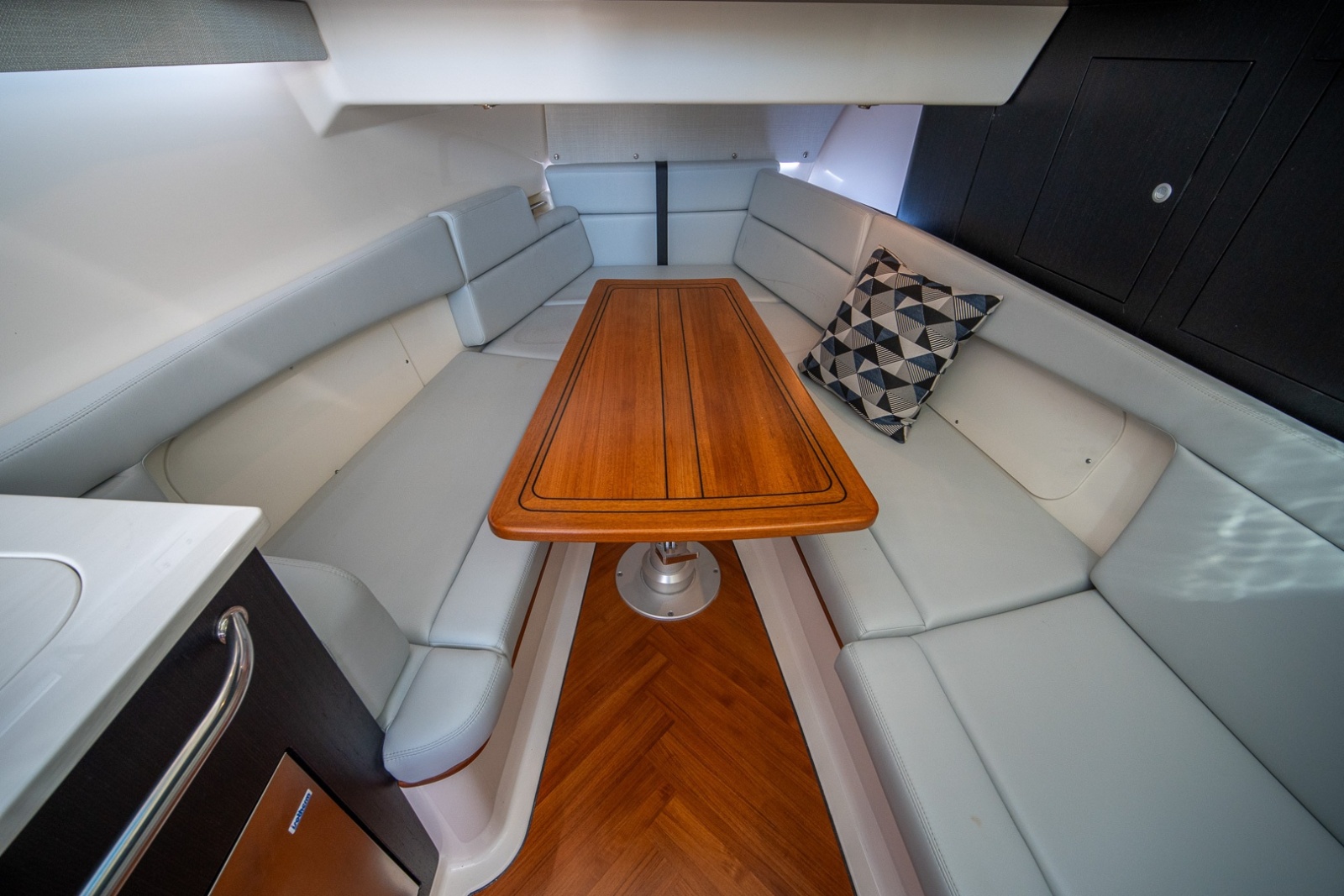 38' 2024 Boston Whaler 380 Realm