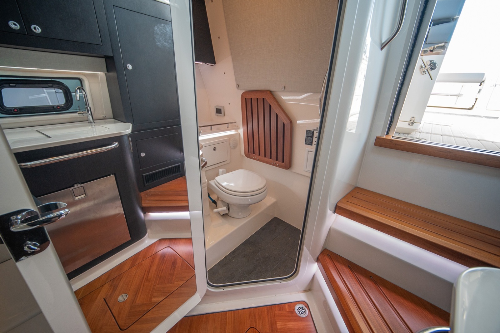 38' 2024 Boston Whaler 380 Realm