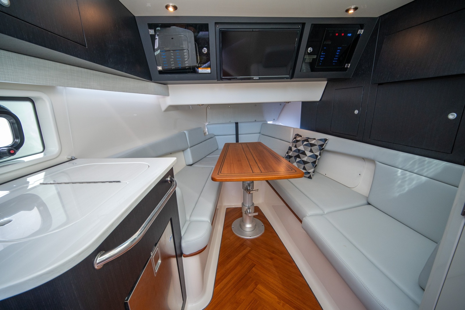 38' 2024 Boston Whaler 380 Realm