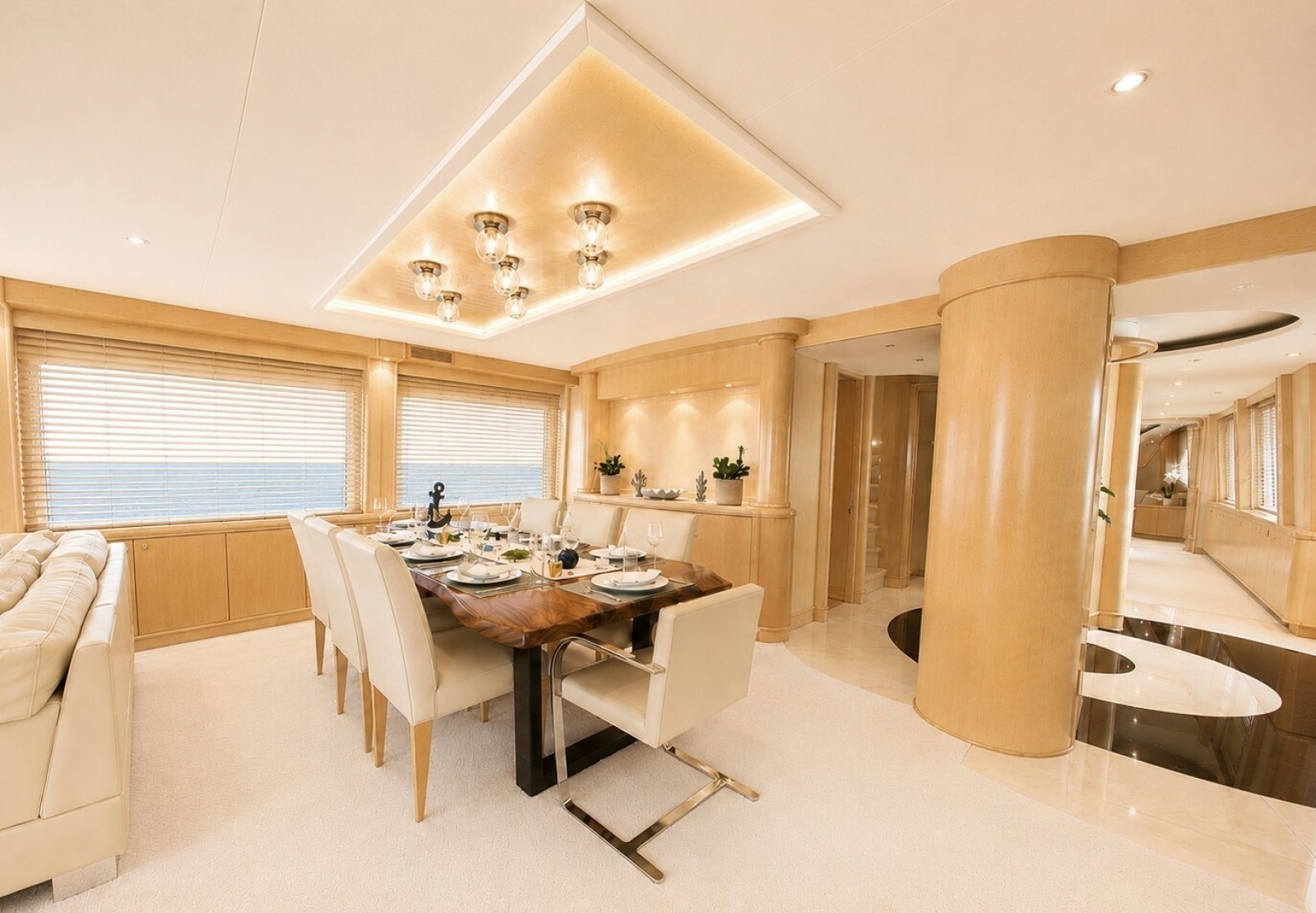 006a Main Deck Dinning Room