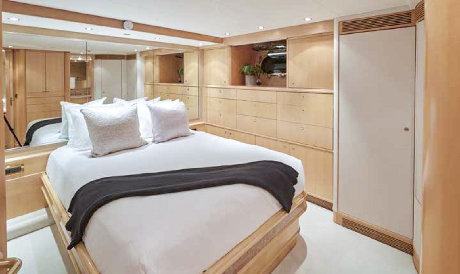 FAVOR 127ft Crescent Yacht For Sale