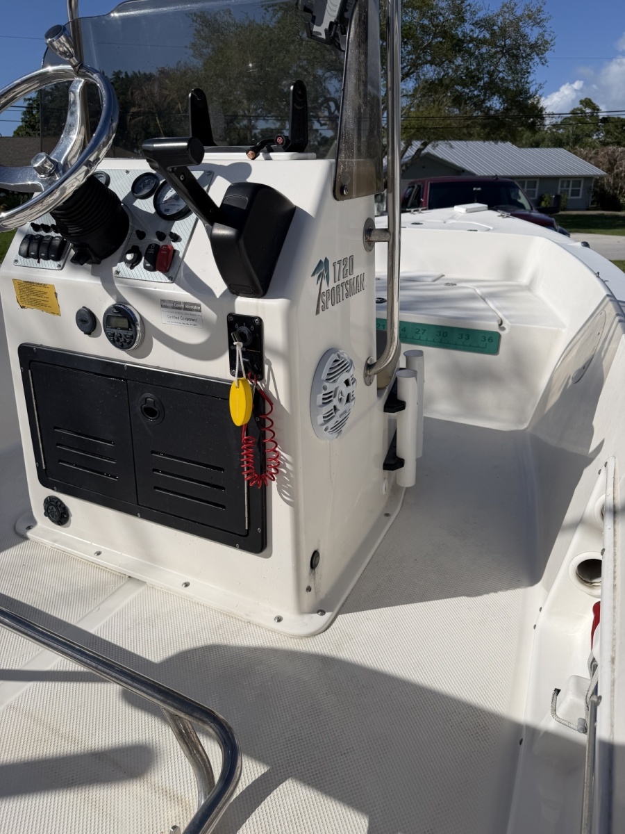 17' 2014 Key West 1720 Sportsman