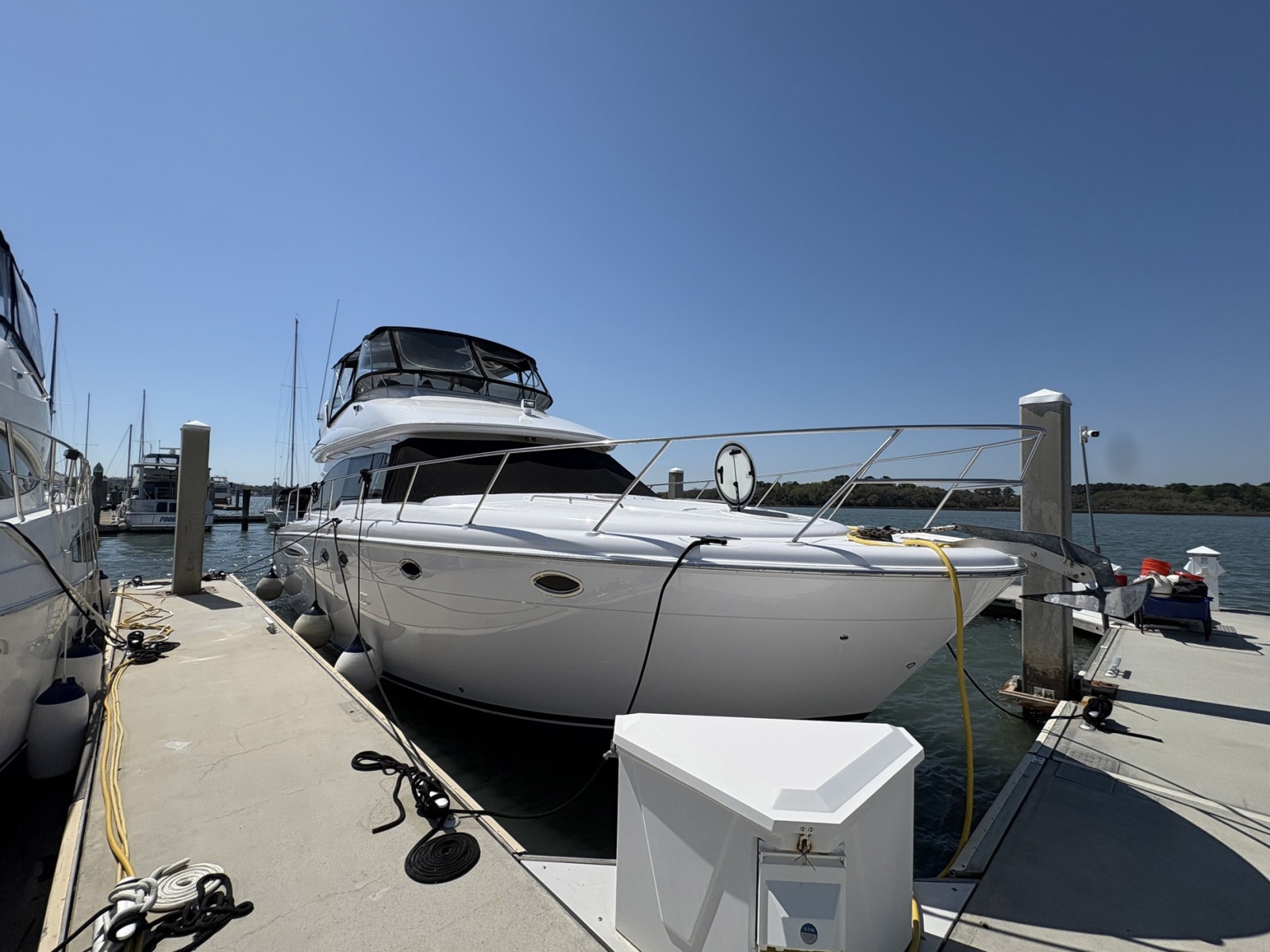 41' 2005 Meridian 411 Sedan