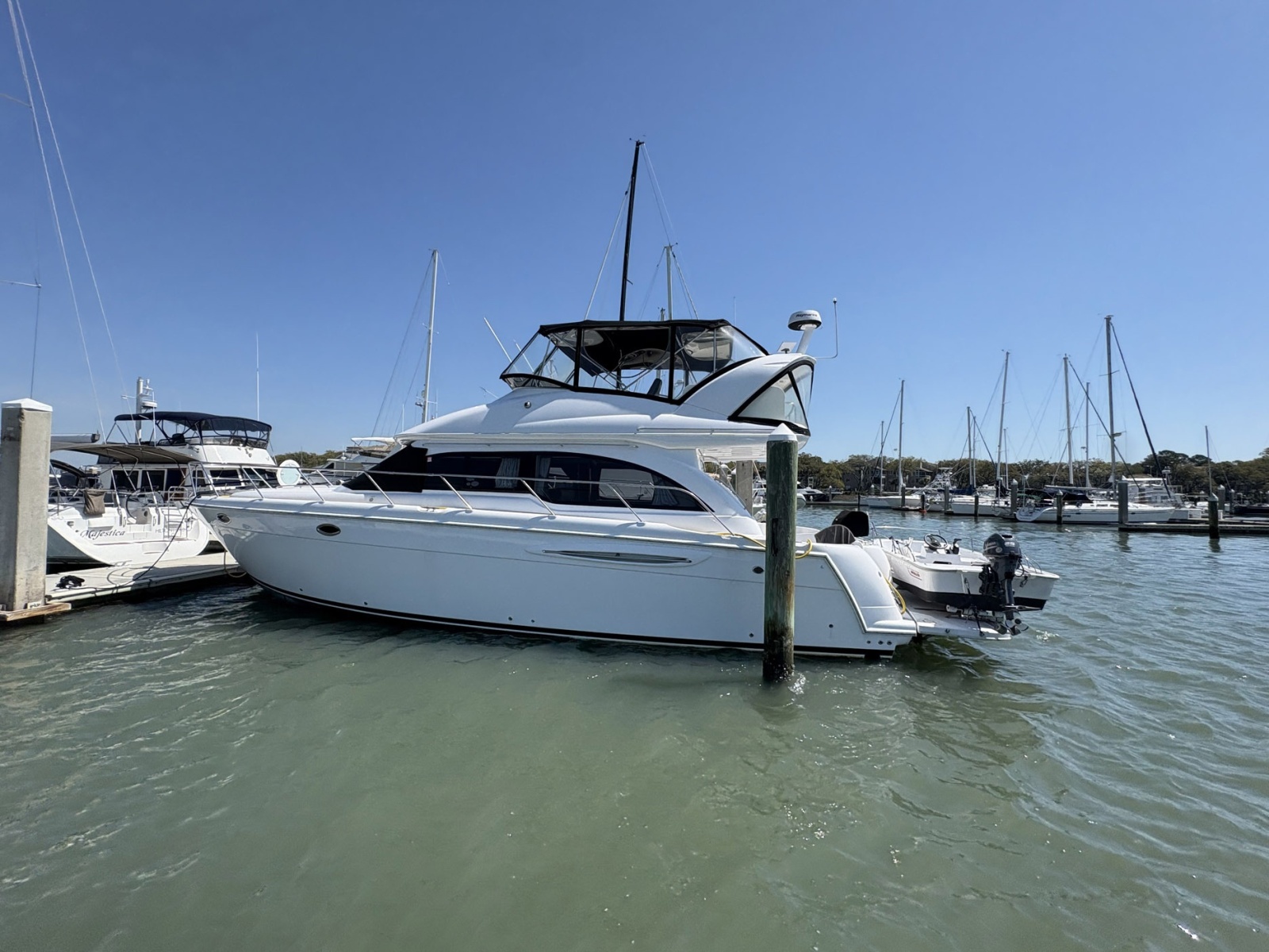 41' 2005 Meridian 411 Sedan