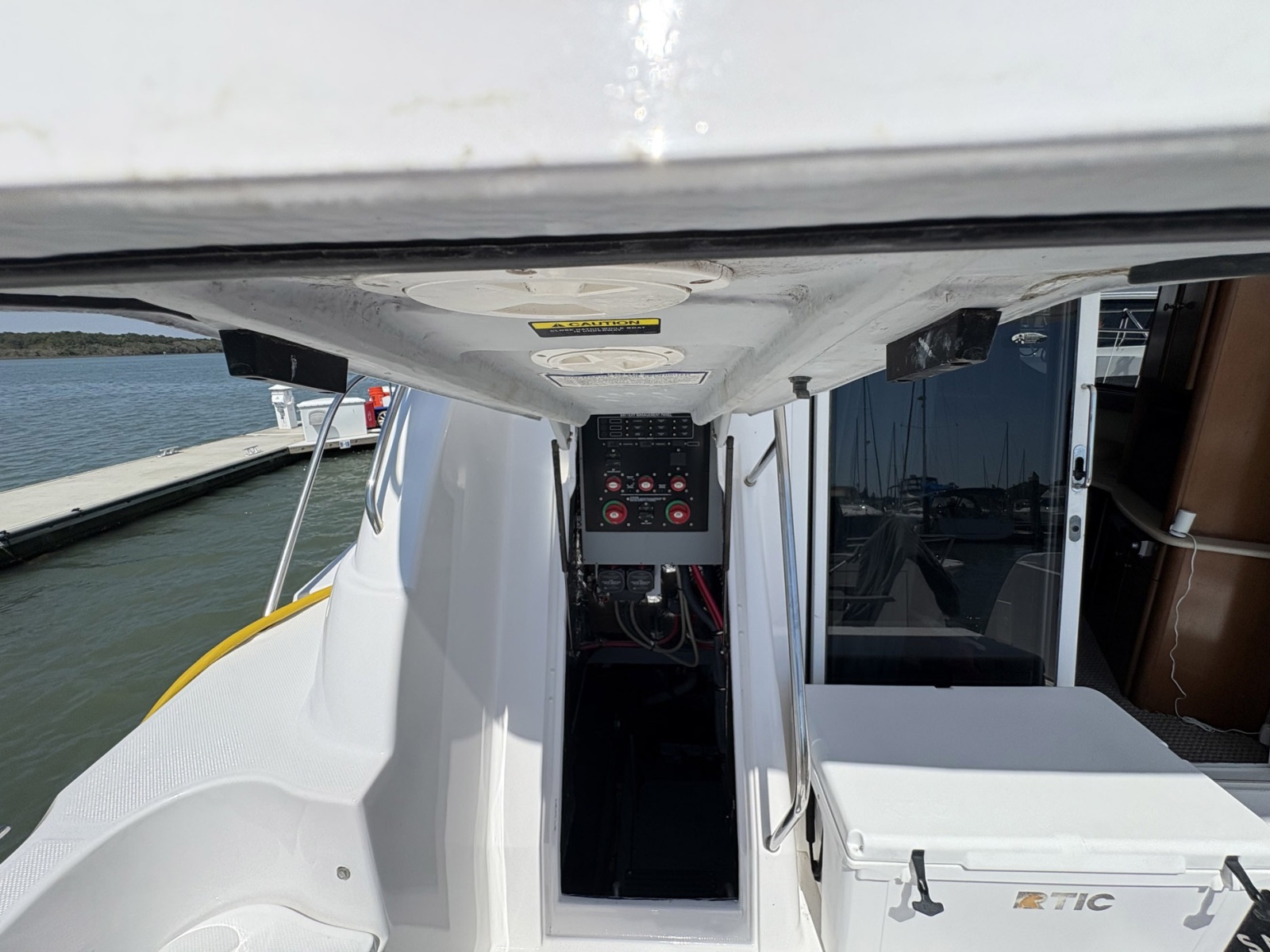 41' 2005 Meridian 411 Sedan