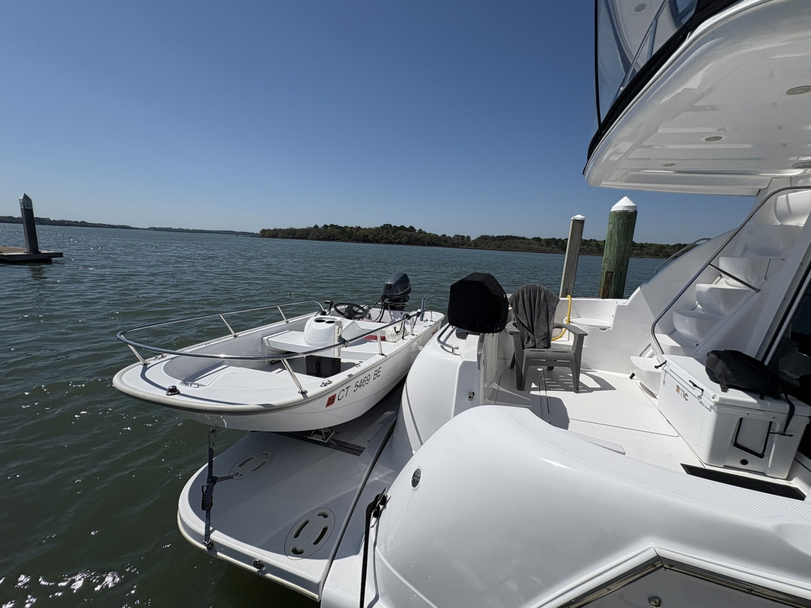 41' 2005 Meridian 411 Sedan