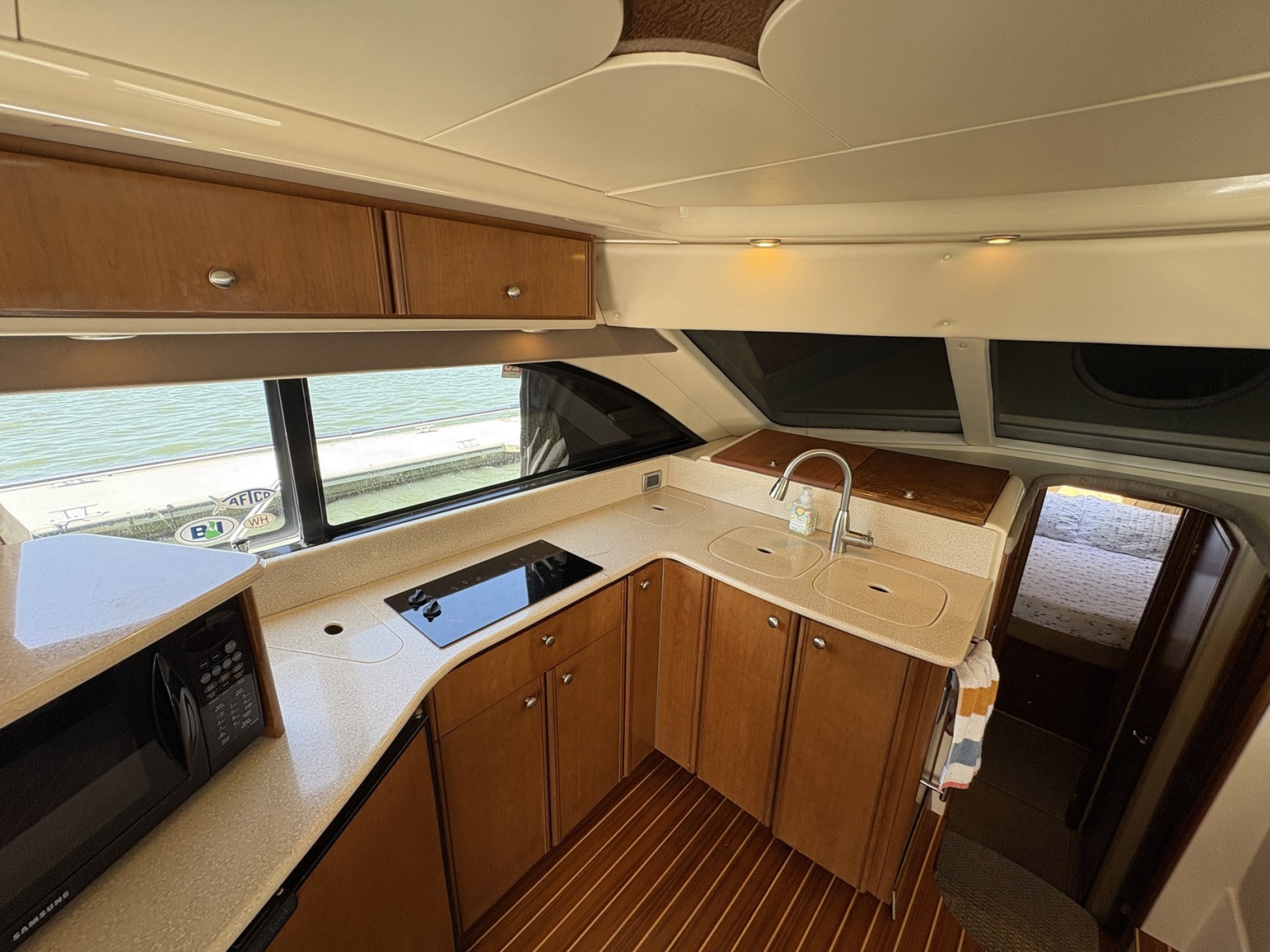 41' 2005 Meridian 411 Sedan