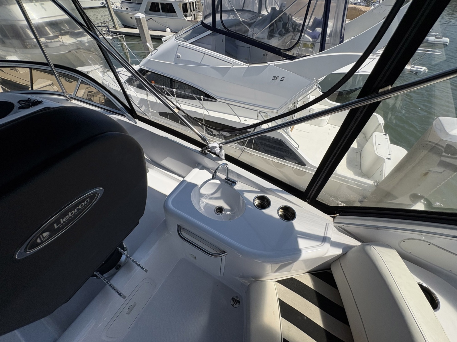 41' 2005 Meridian 411 Sedan