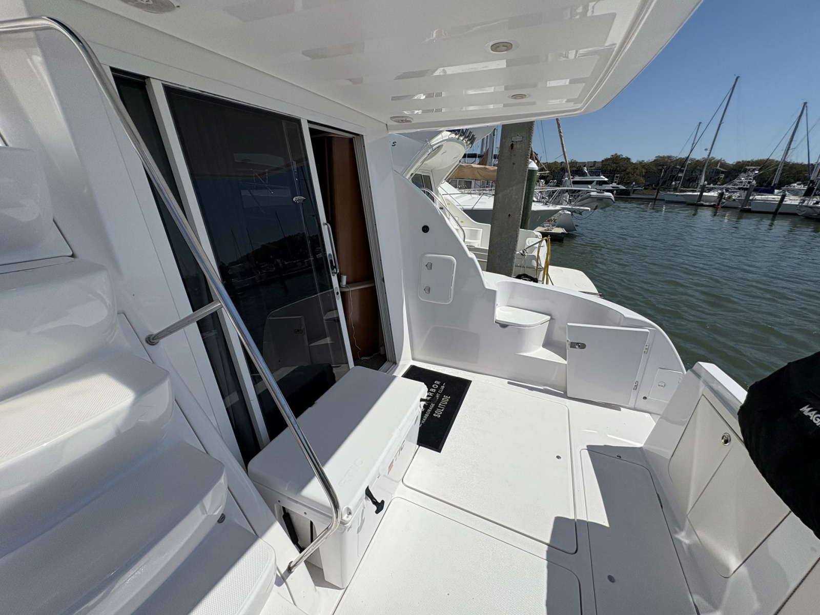 41' 2005 Meridian 411 Sedan