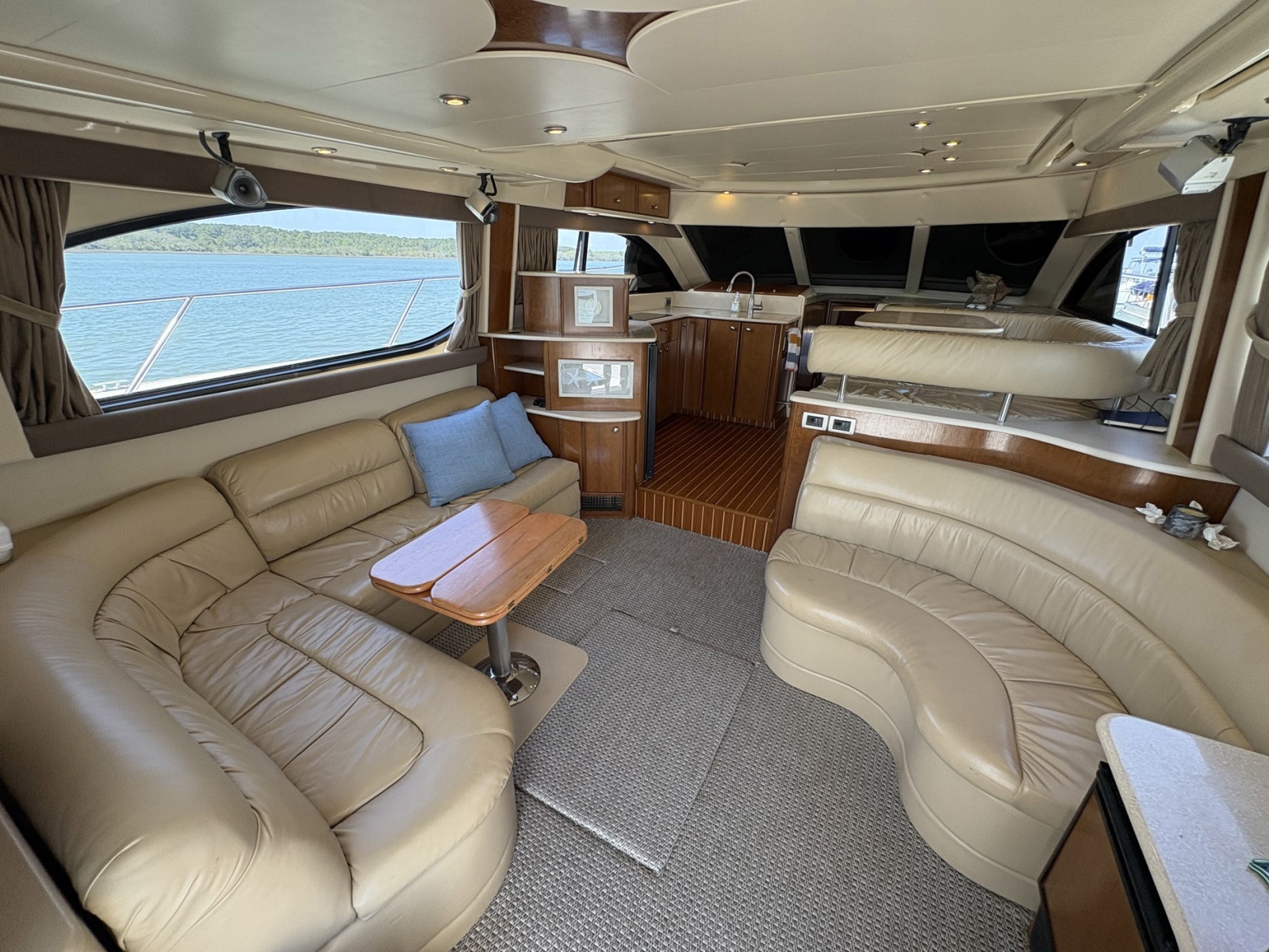 41' 2005 Meridian 411 Sedan