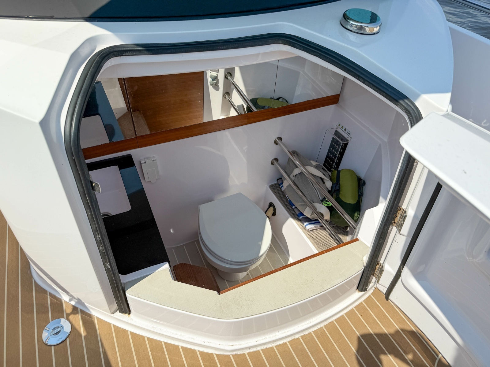 2021 Axopar 28 Cabin