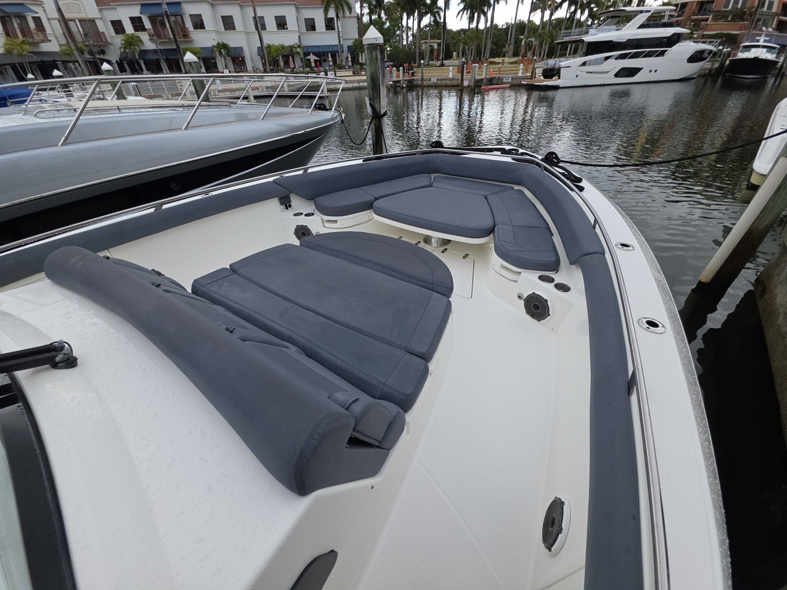 2021 Boston Whaler 420 Outrage BFT-Profile