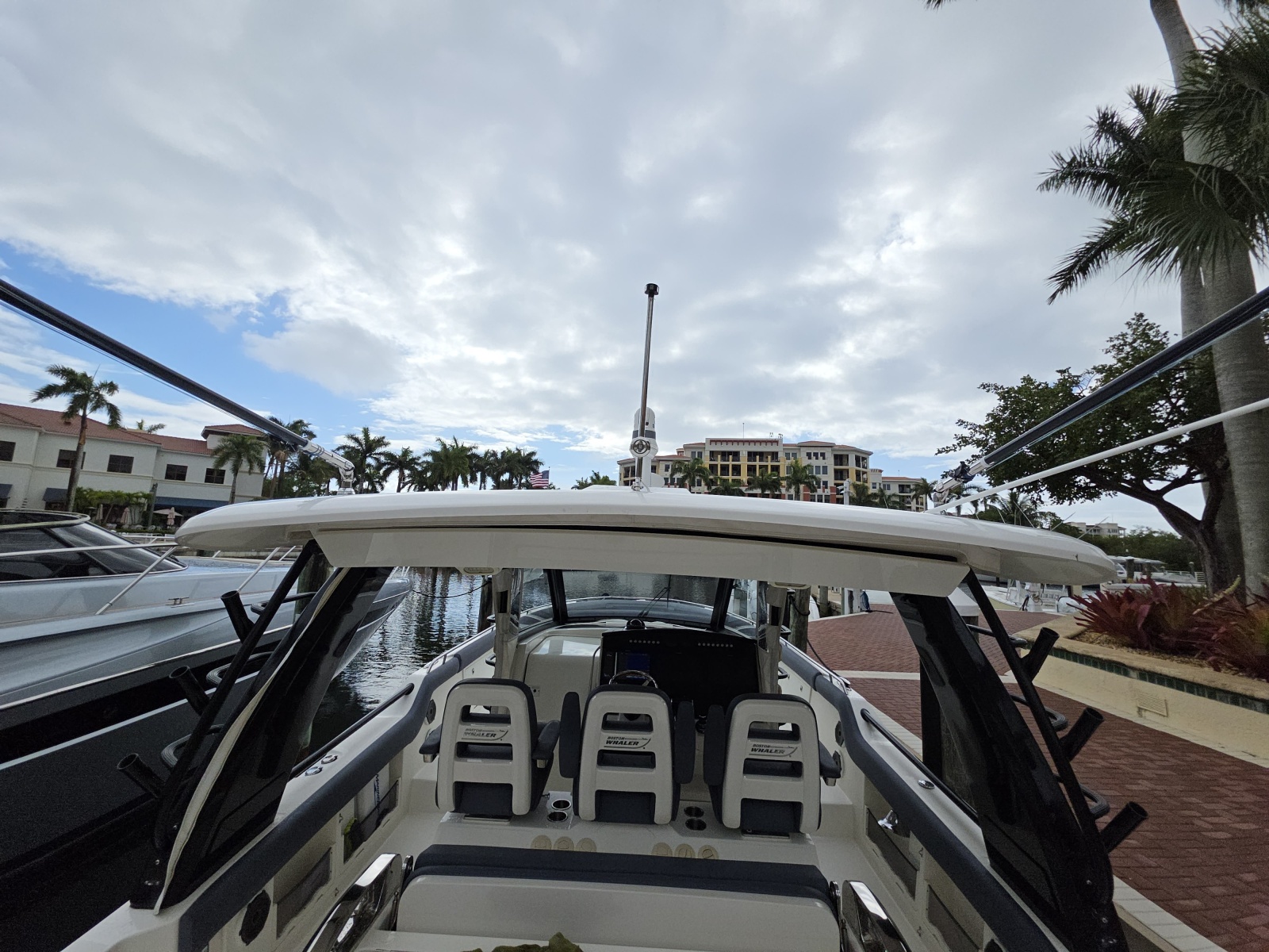 2021 Boston Whaler 420 Outrage BFT-Profile