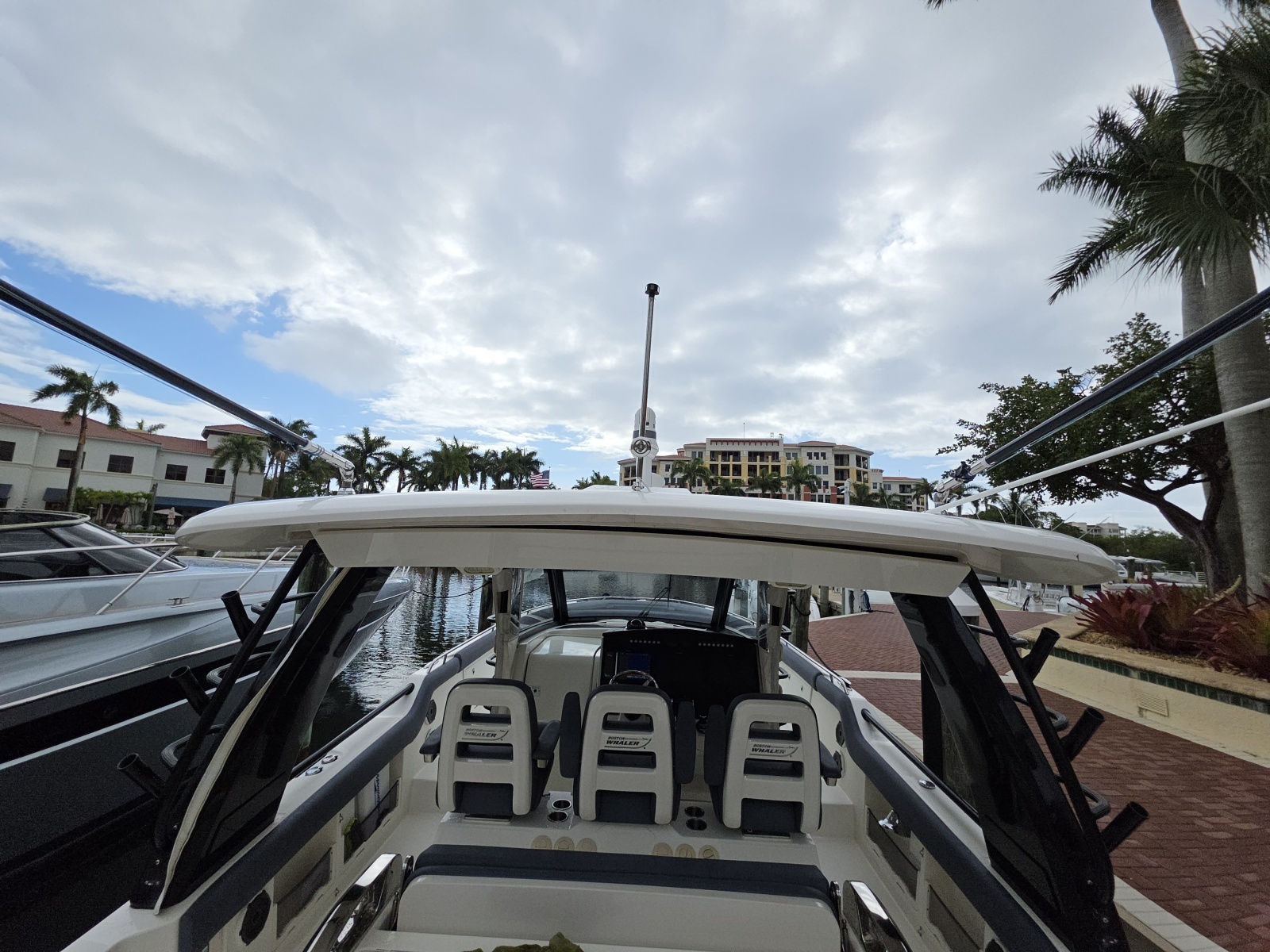 2021 Boston Whaler 420 Outrage BFT-Profile