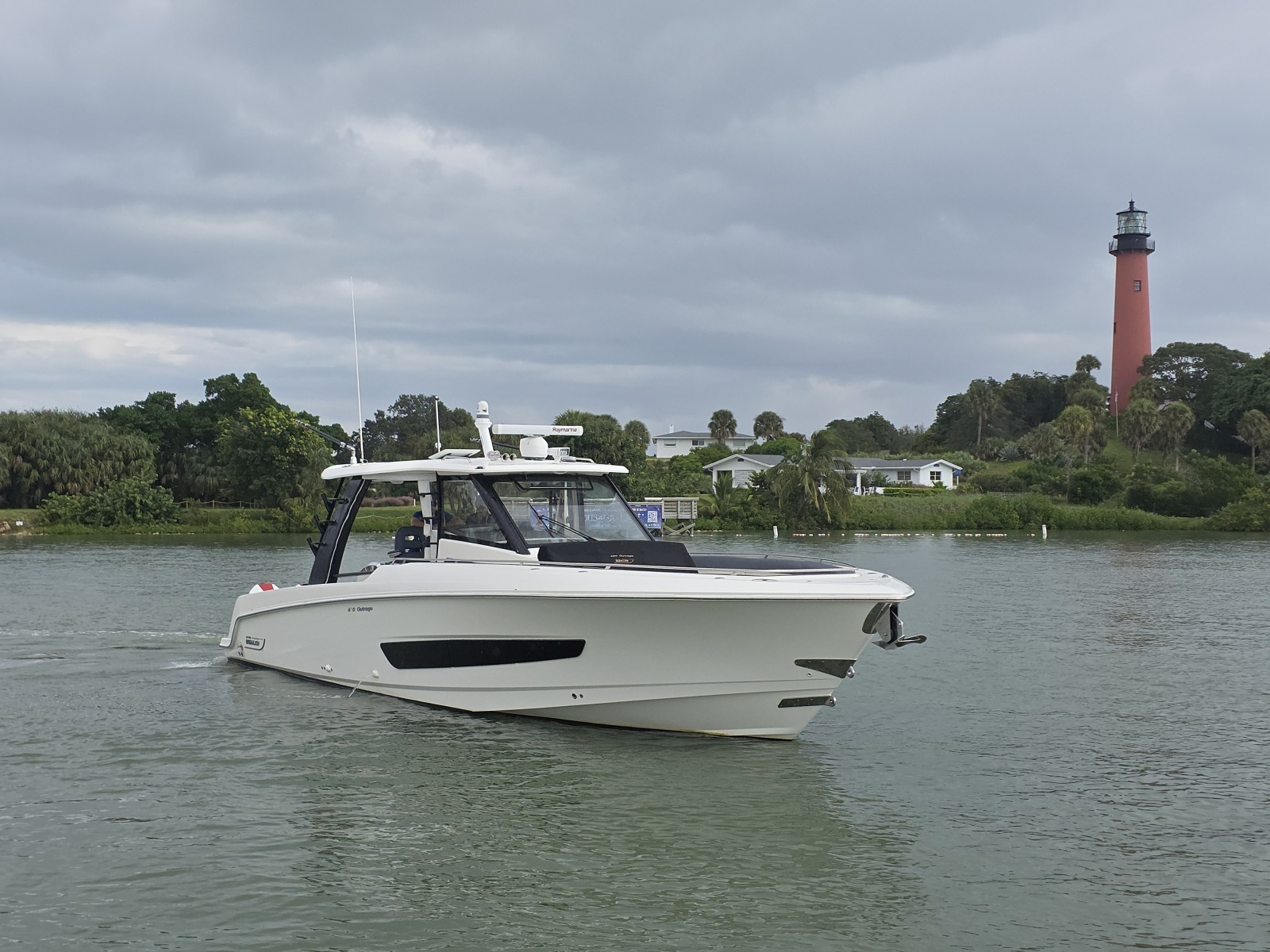 2021 Boston Whaler 420 Outrage BFT- Profile