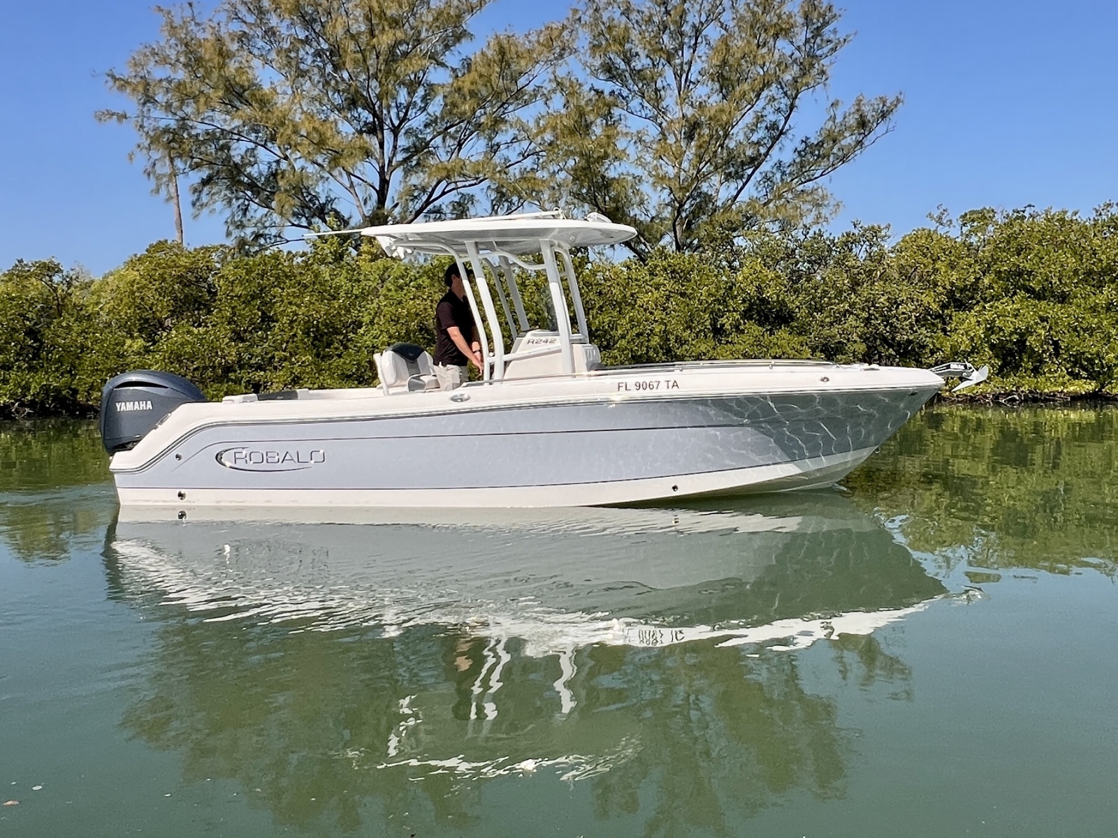 24ft Robalo Yacht For Sale
