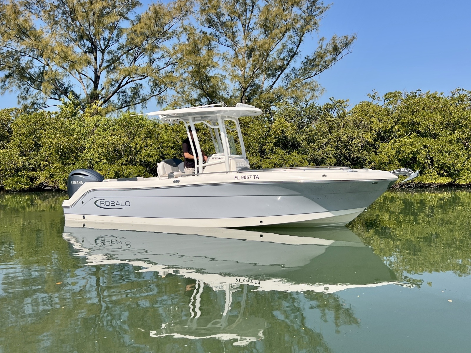 24ft Robalo Yacht For Sale