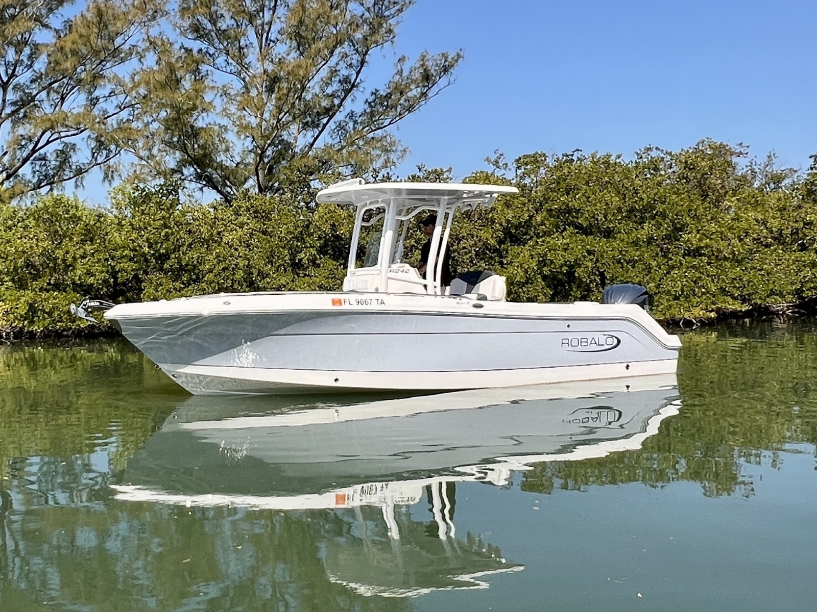 24ft Robalo Yacht For Sale