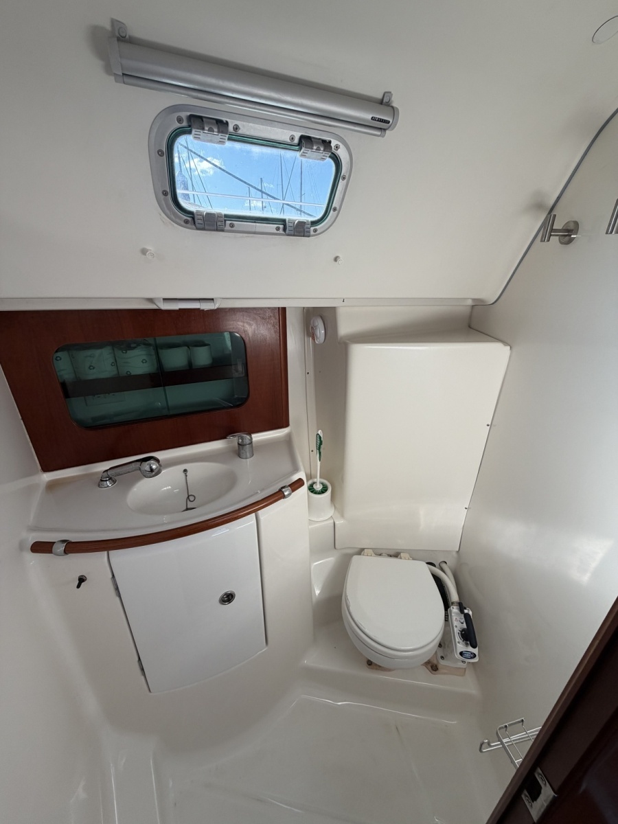 33' 2003 Beneteau 331