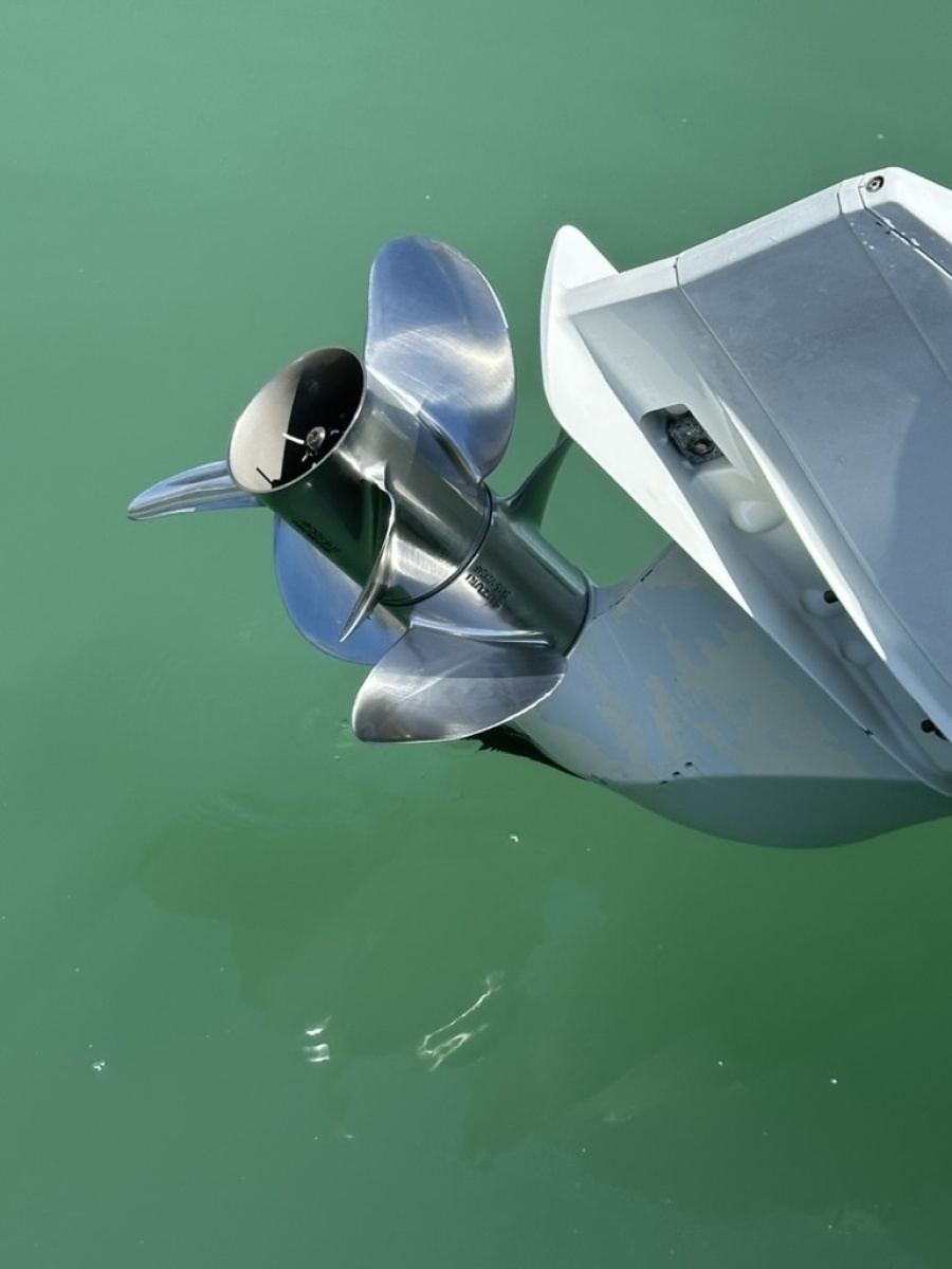 24' 2019 Century 24 Resorter