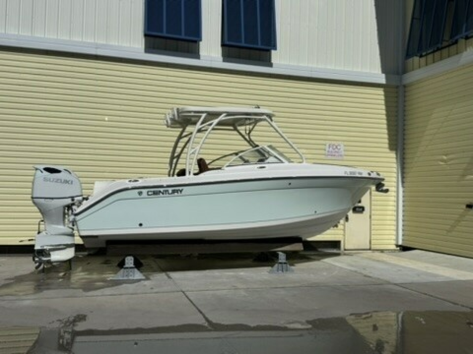 24' 2019 Century 24 Resorter