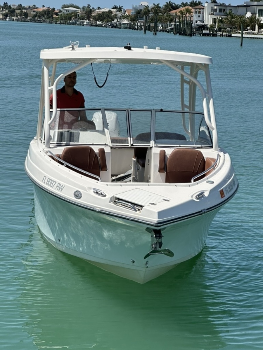 24' 2019 Century 24 Resorter