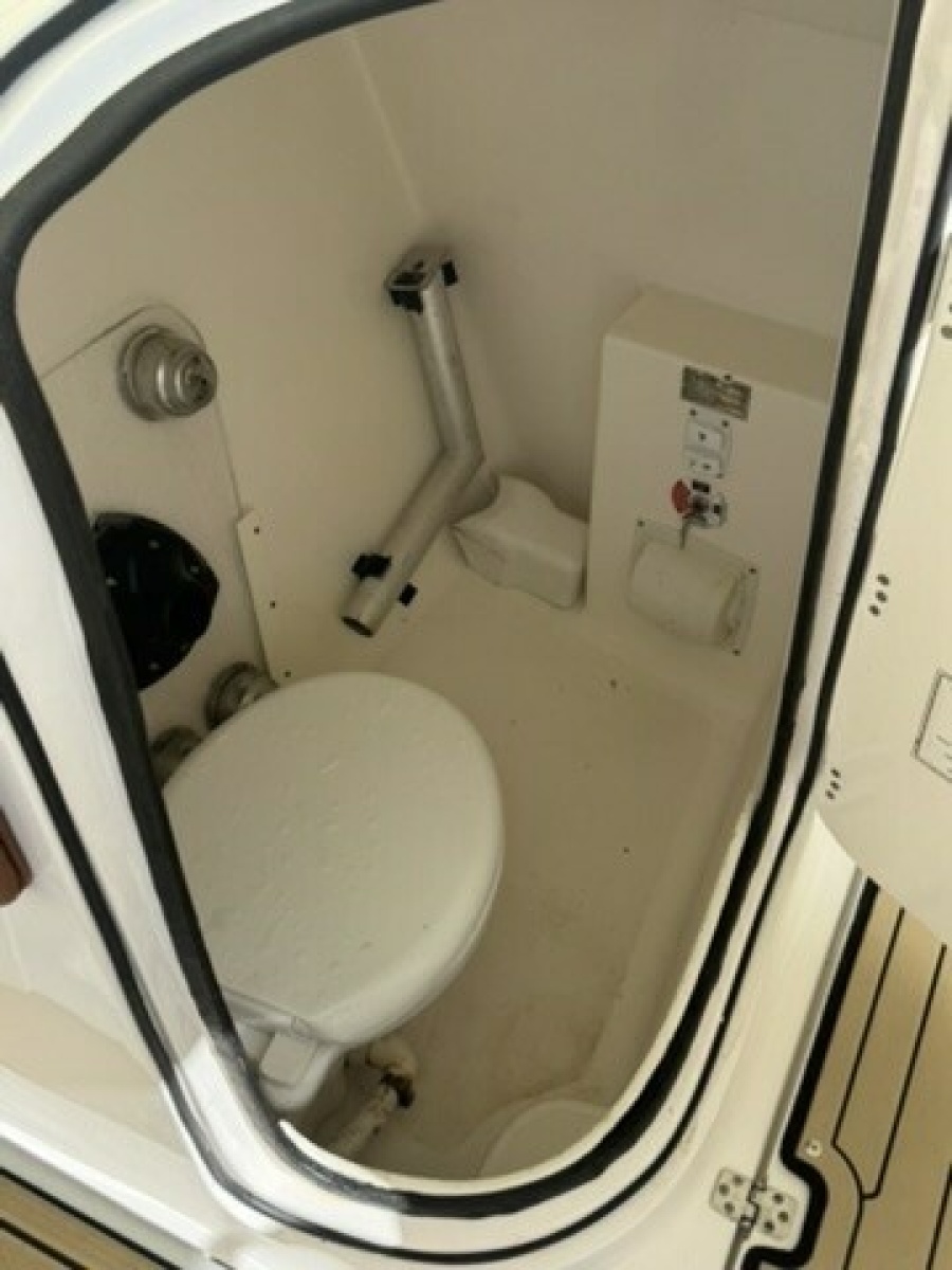 24' 2019 Century 24 Resorter