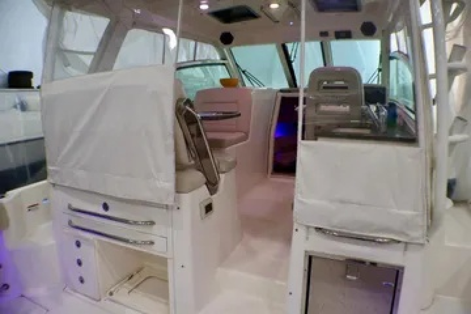 34' 2020 Boston Whaler Conquest