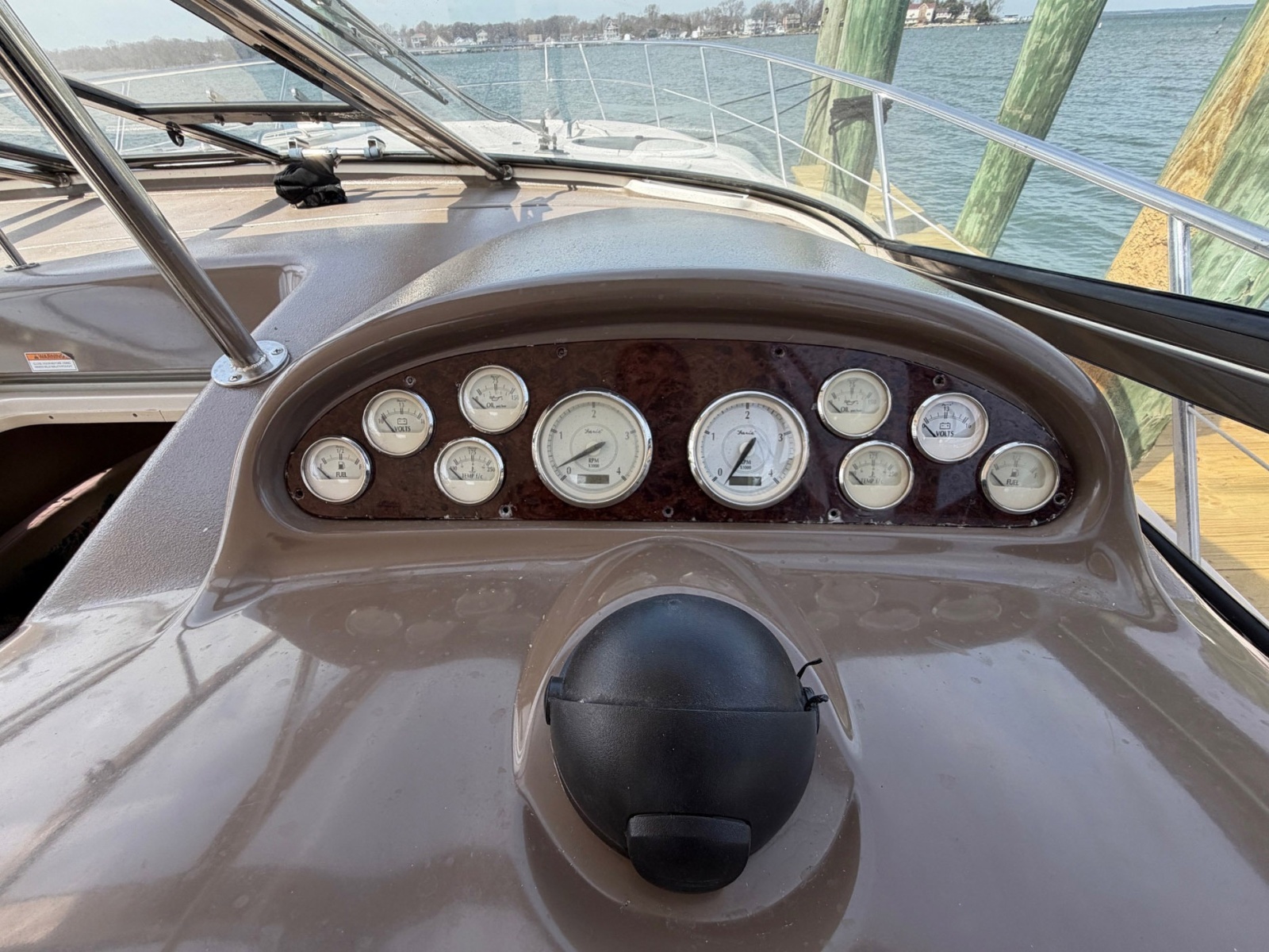 42' 2005 Regal Commodore 4260