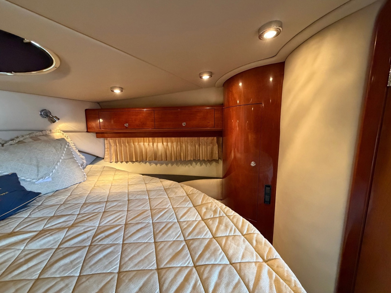 42' 2005 Regal Commodore 4260