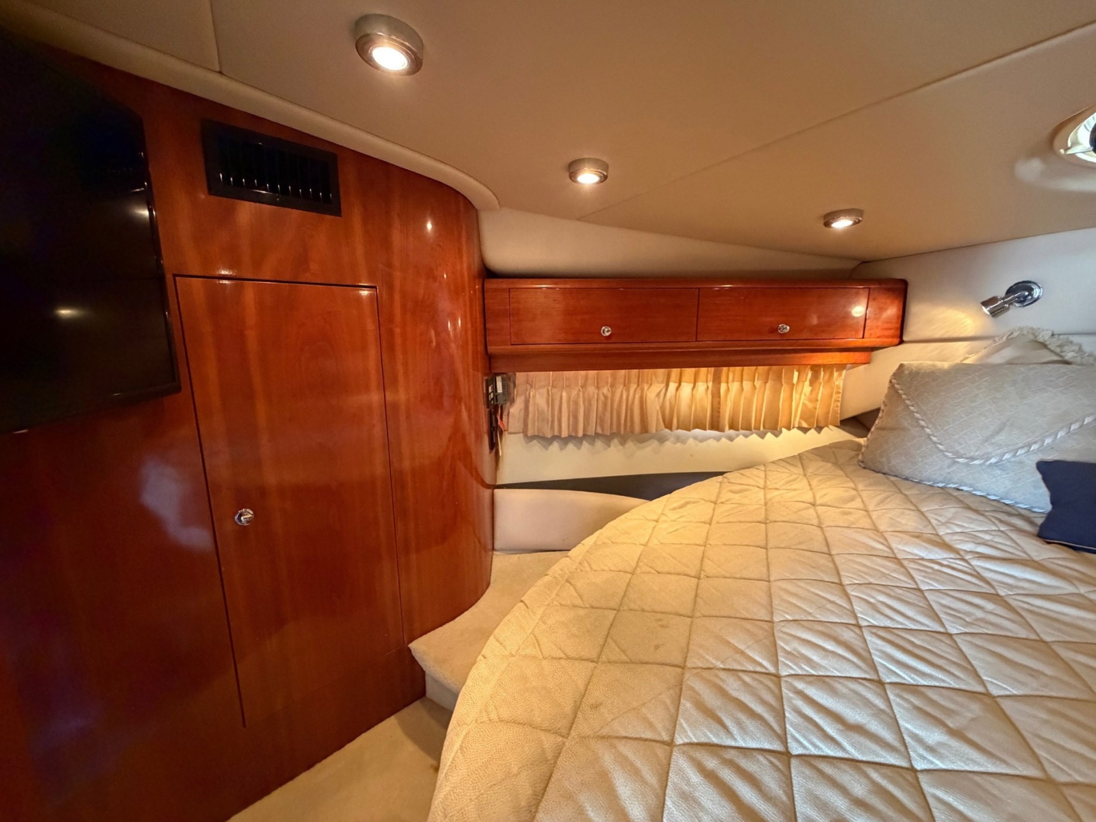 42' 2005 Regal Commodore 4260