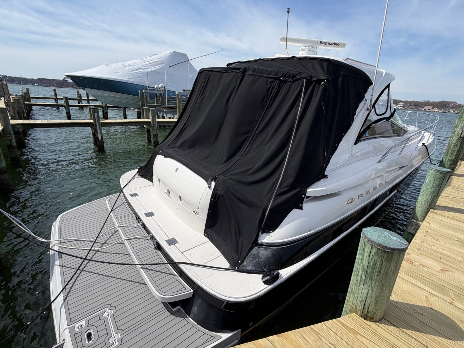 42' 2005 Regal Commodore 4260