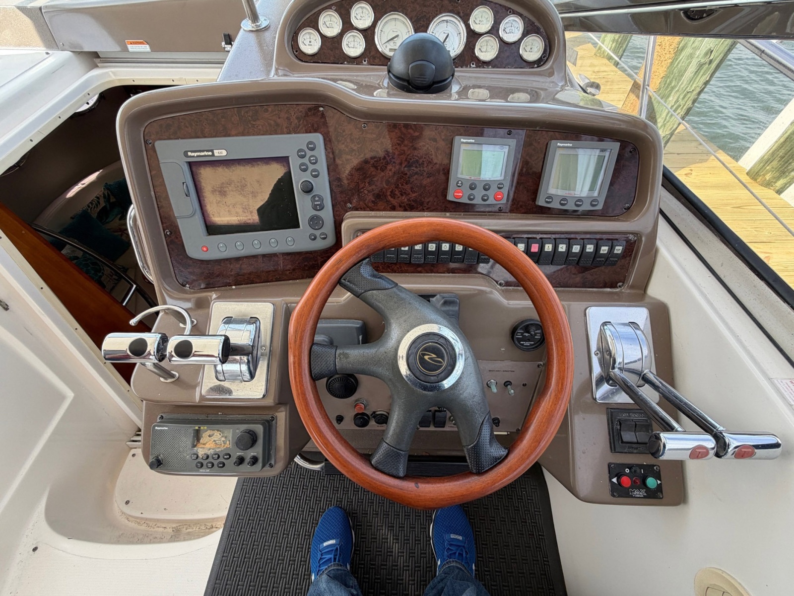 42' 2005 Regal Commodore 4260